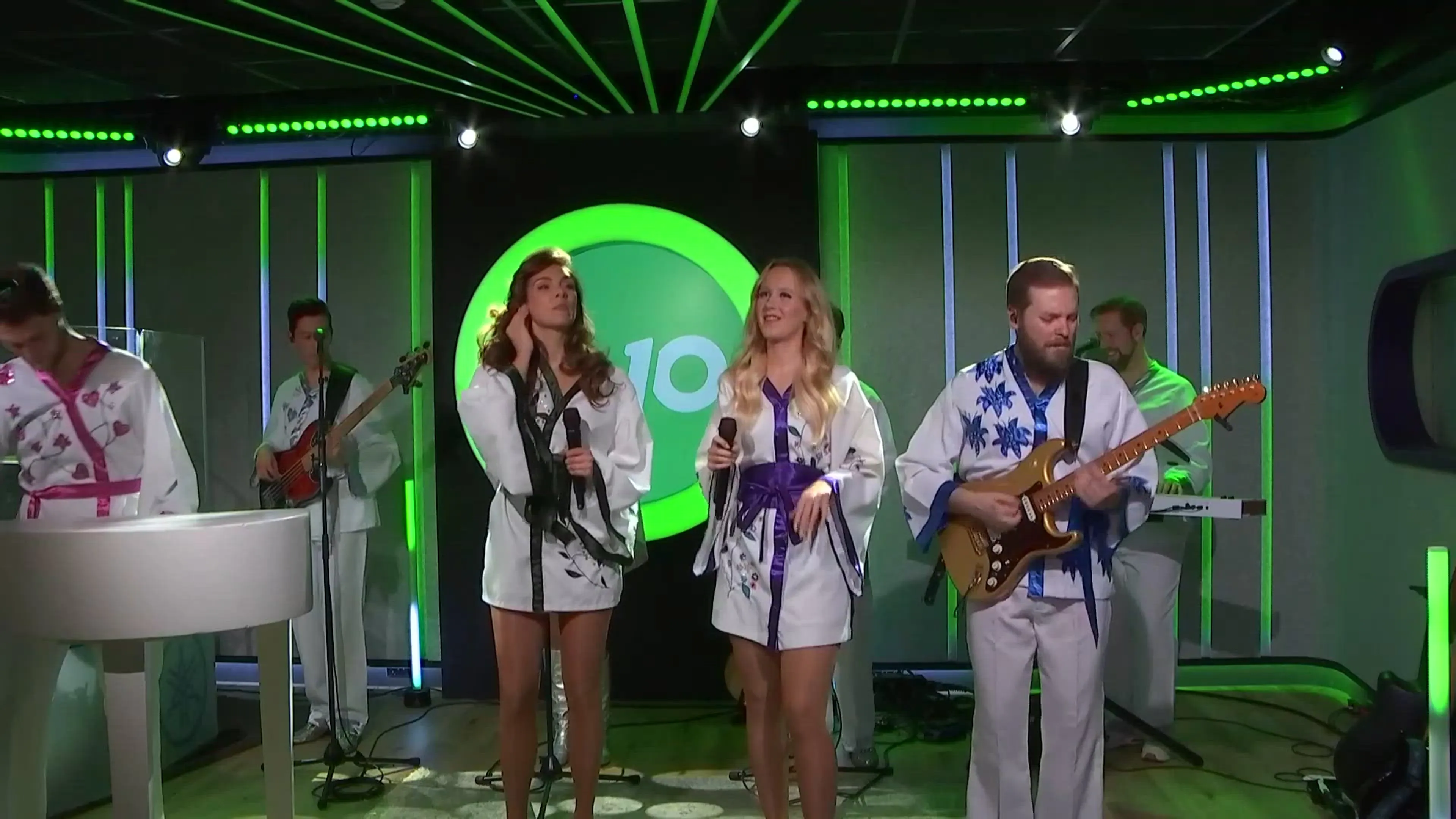 A-Fever live met Dancing Queen tijdens Laat Verkerk
