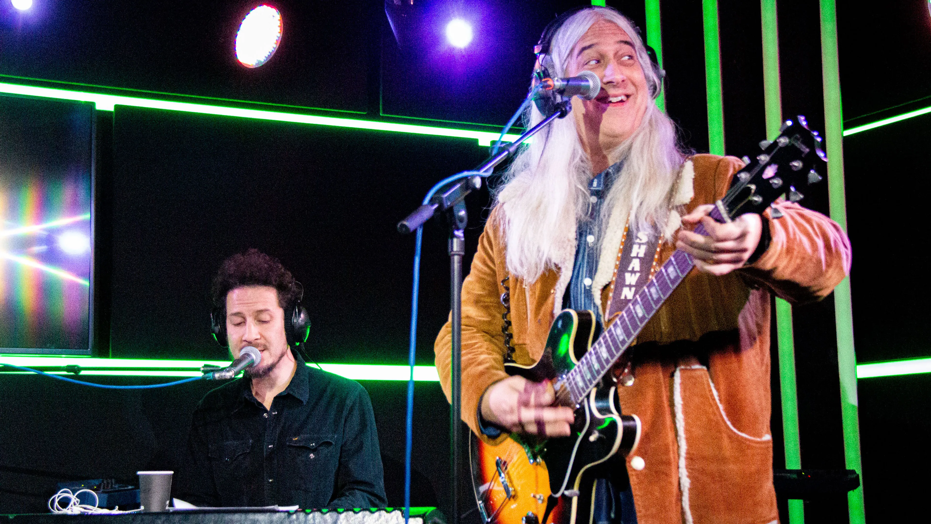 Gerard had ein-de-lijk zijn favoriete band in de studio: Young Gun Silver Fox