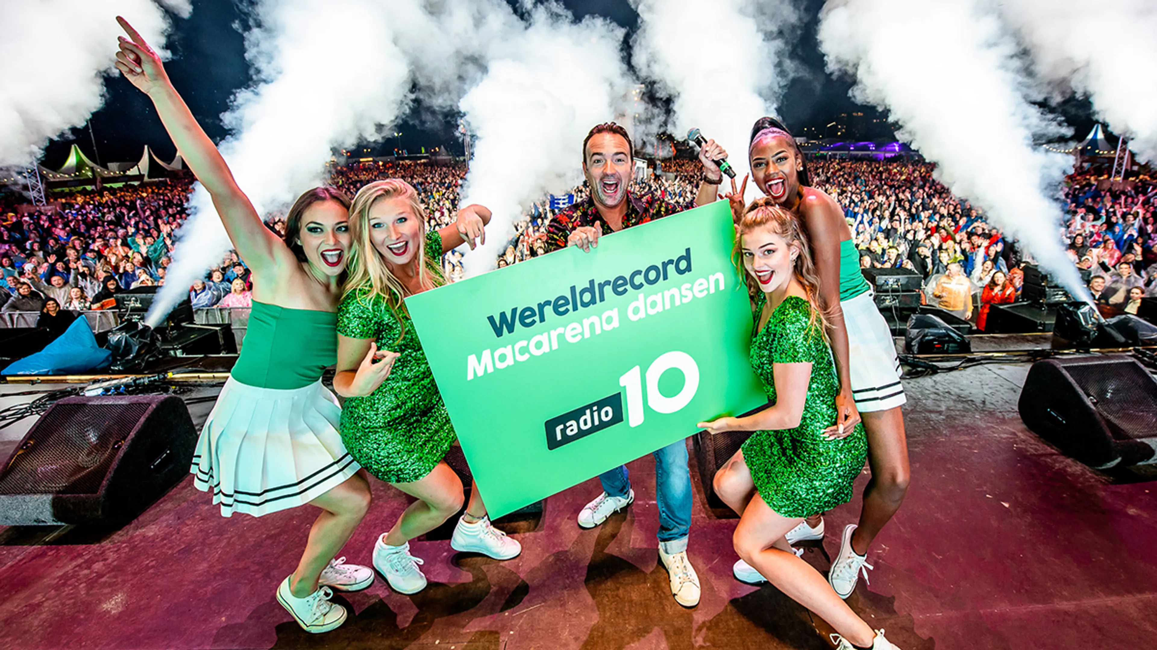 Gerard Ekdom verbreekt het wereldrecord Macarena-dansen!