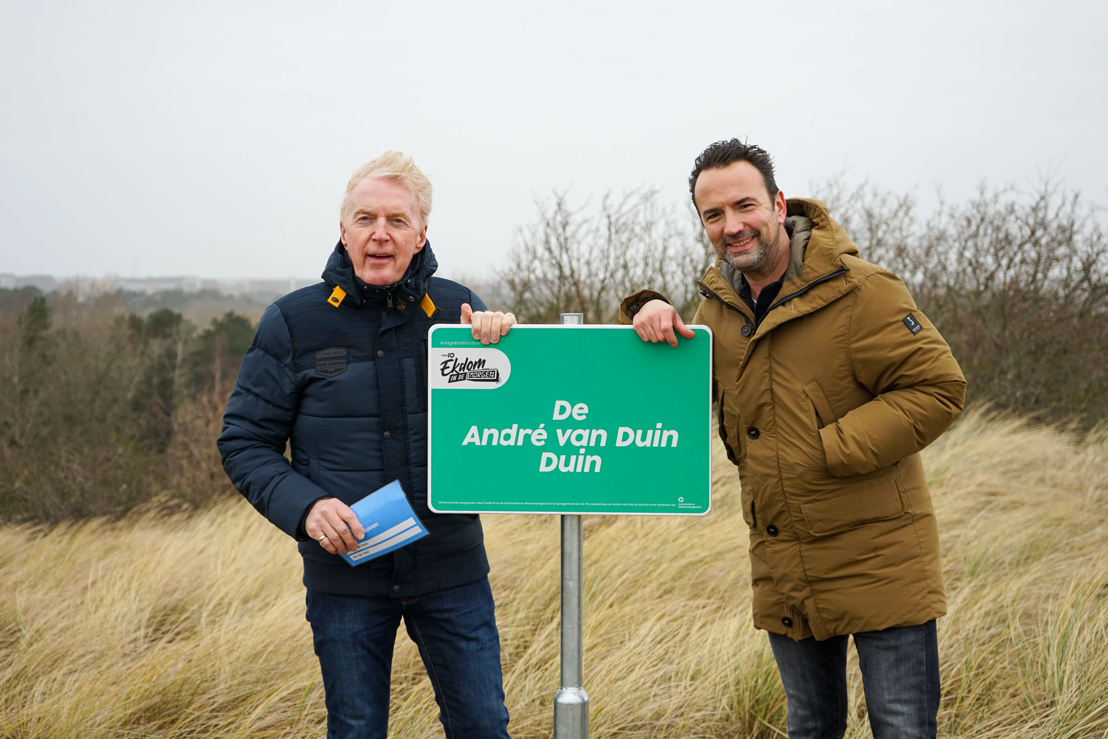 Gerard Ekdom verrast André van Duin met eigen duin
