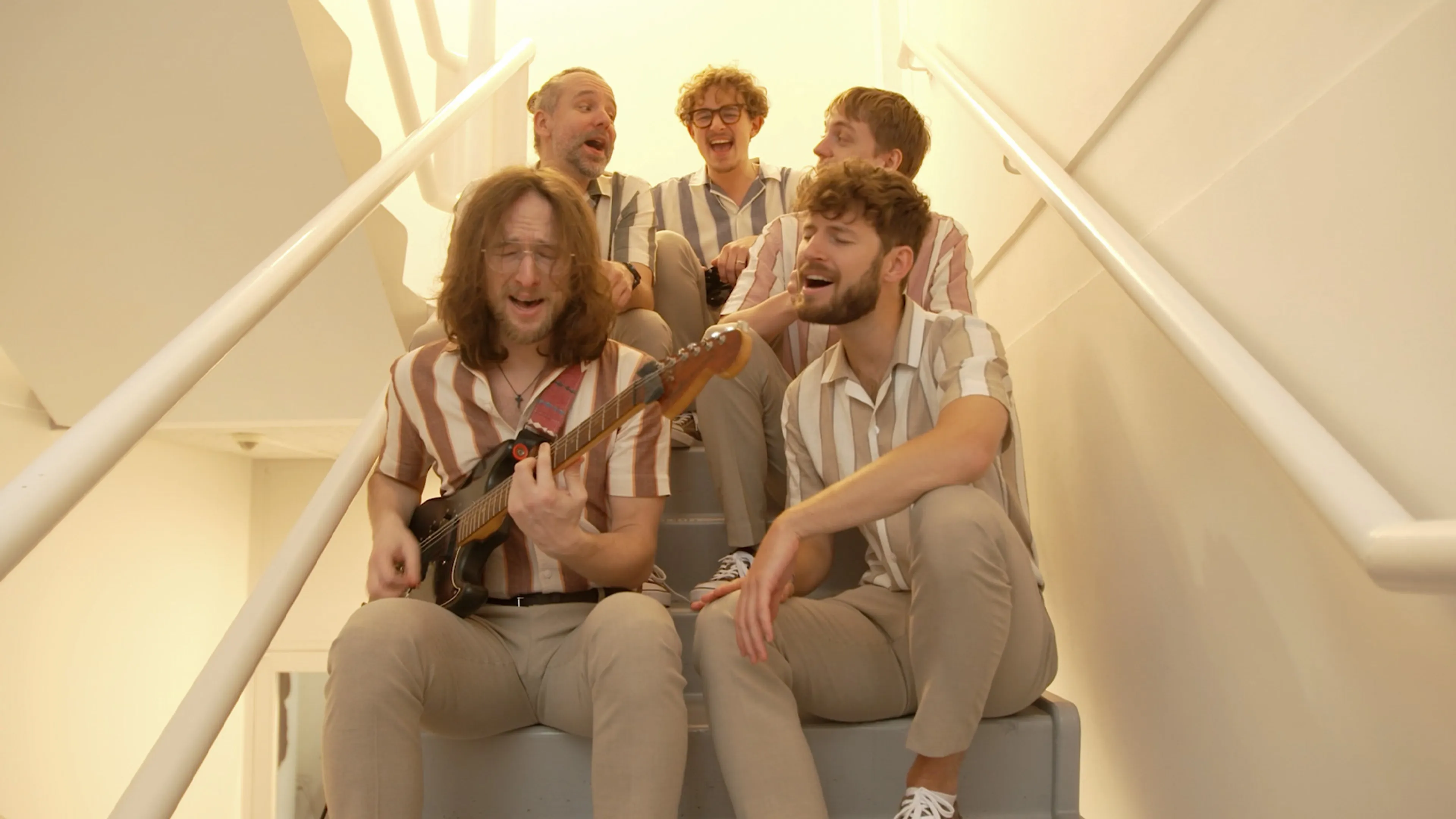 Tributeband Beach Boys' Best speelt twee geweldige hits in ons trappenhuis