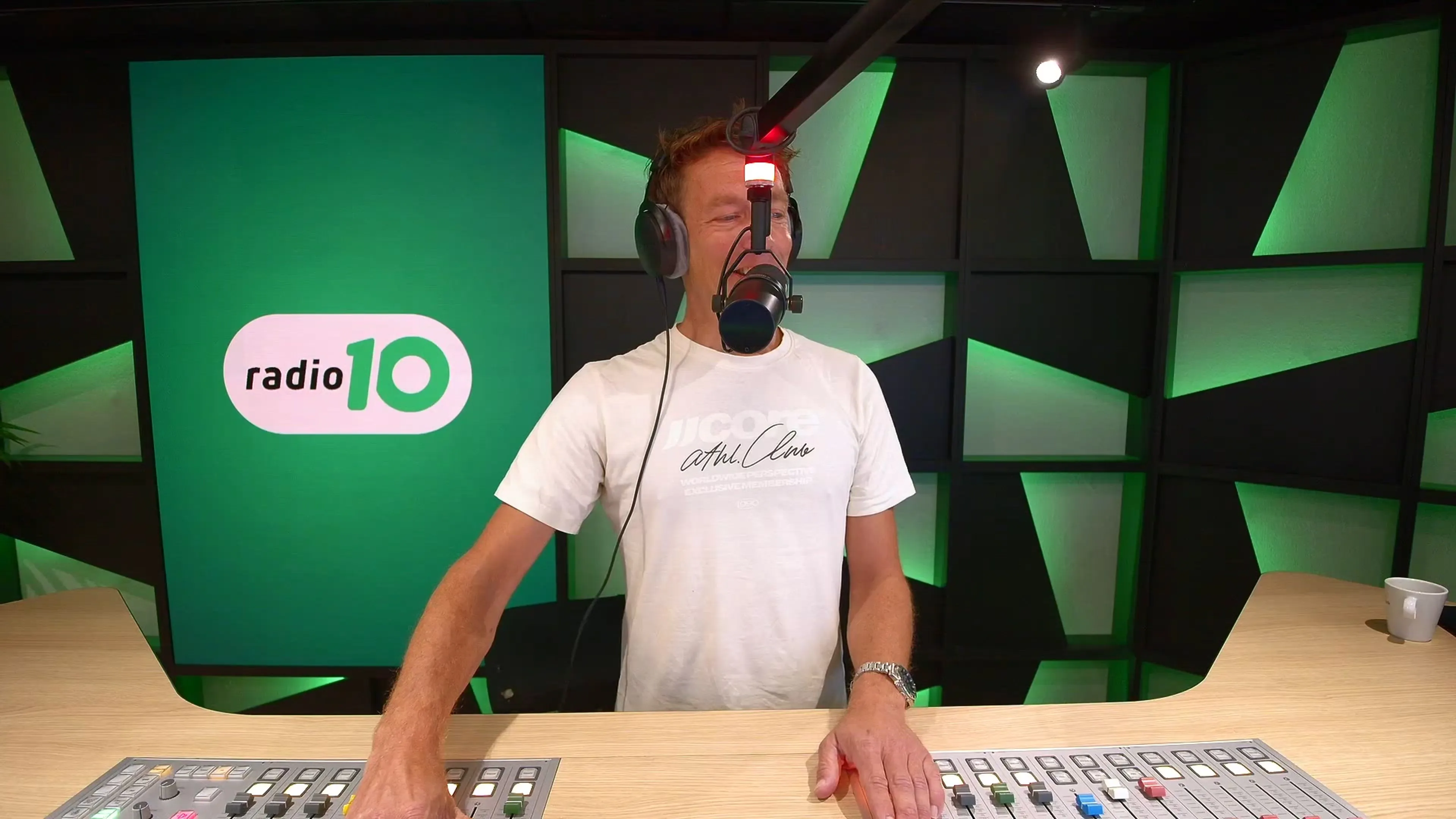 Jan-Willem, Jeroen en de ochtendploeg zijn begonnen met Radio 10 Staat Op!