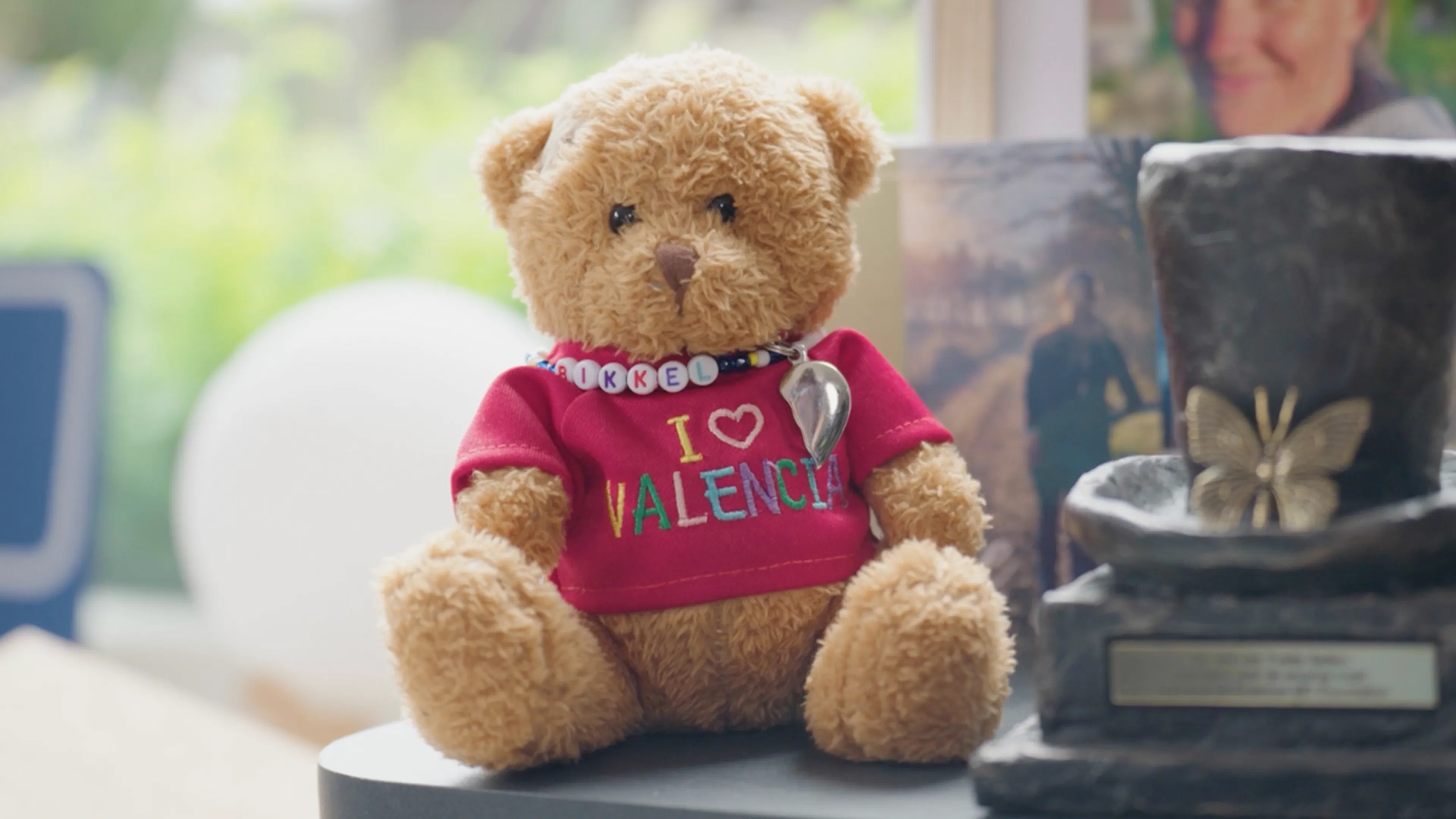 Mascotte Bikkel gaat voor Yvette mee naar boven tijdens Alpe d'HuZes