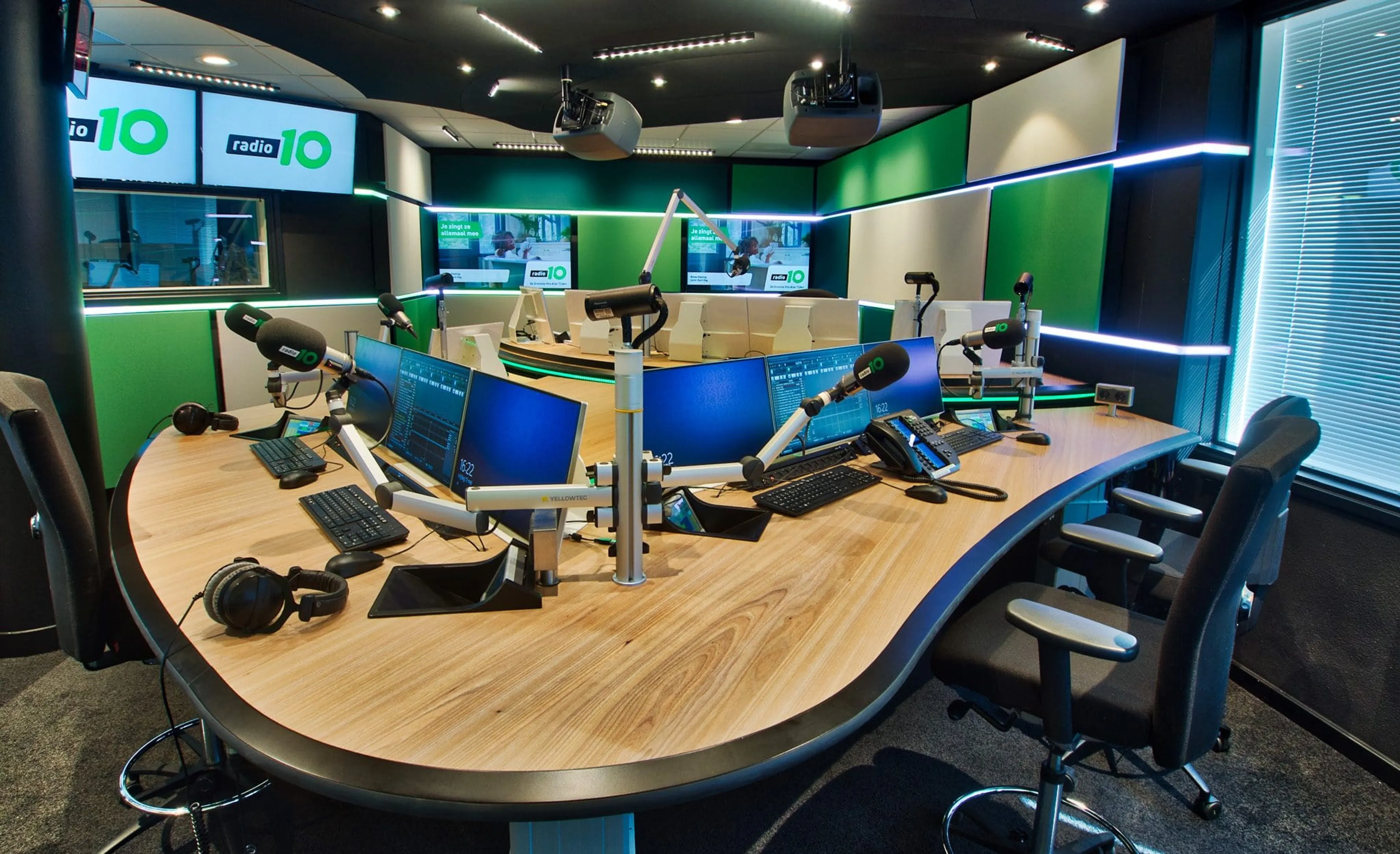 Radio 10 ook komende twaalf jaar te beluisteren op FM