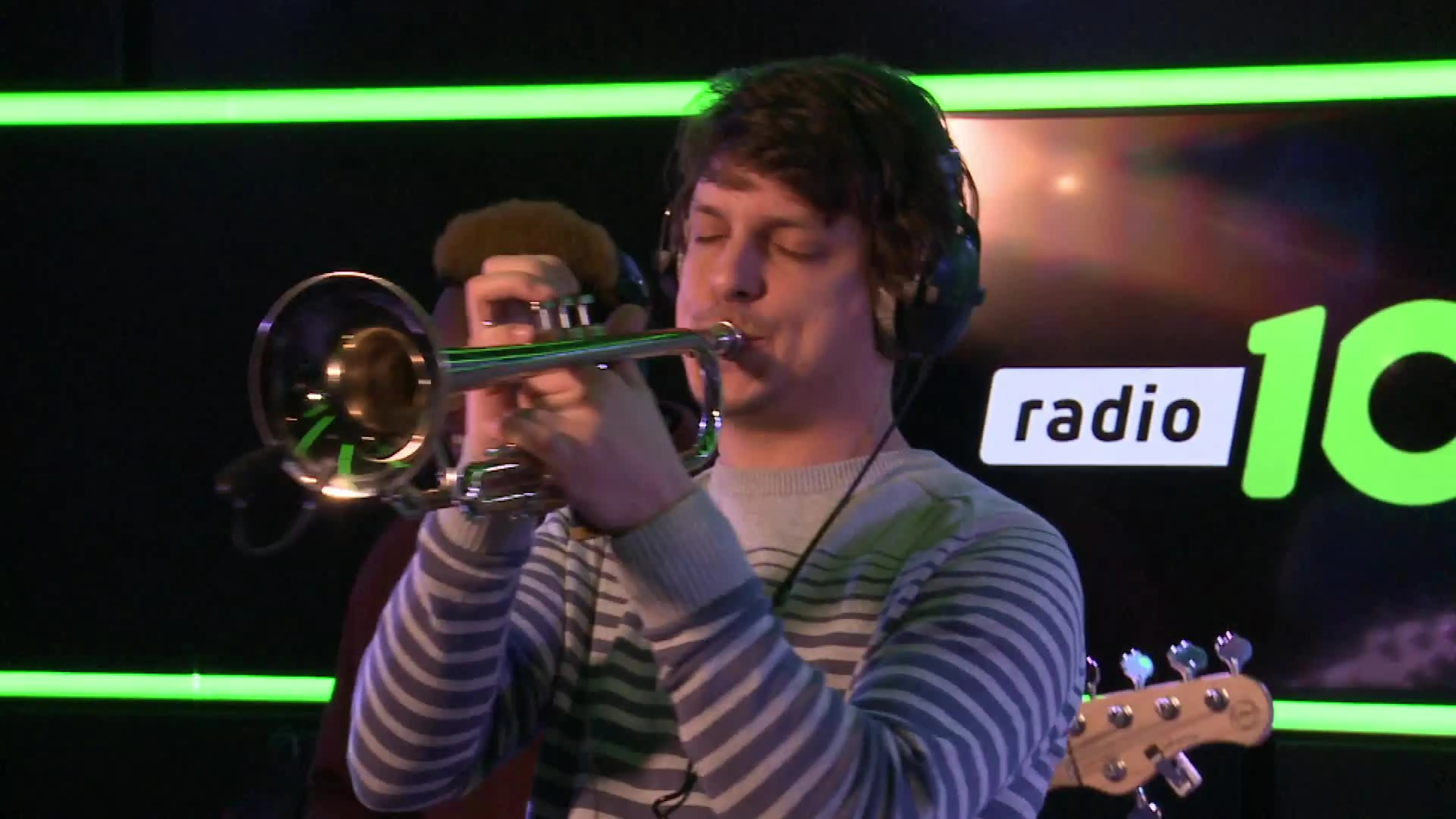 Nona speelt 'Liar' live op de bühne bij Ekdom in de Morgen