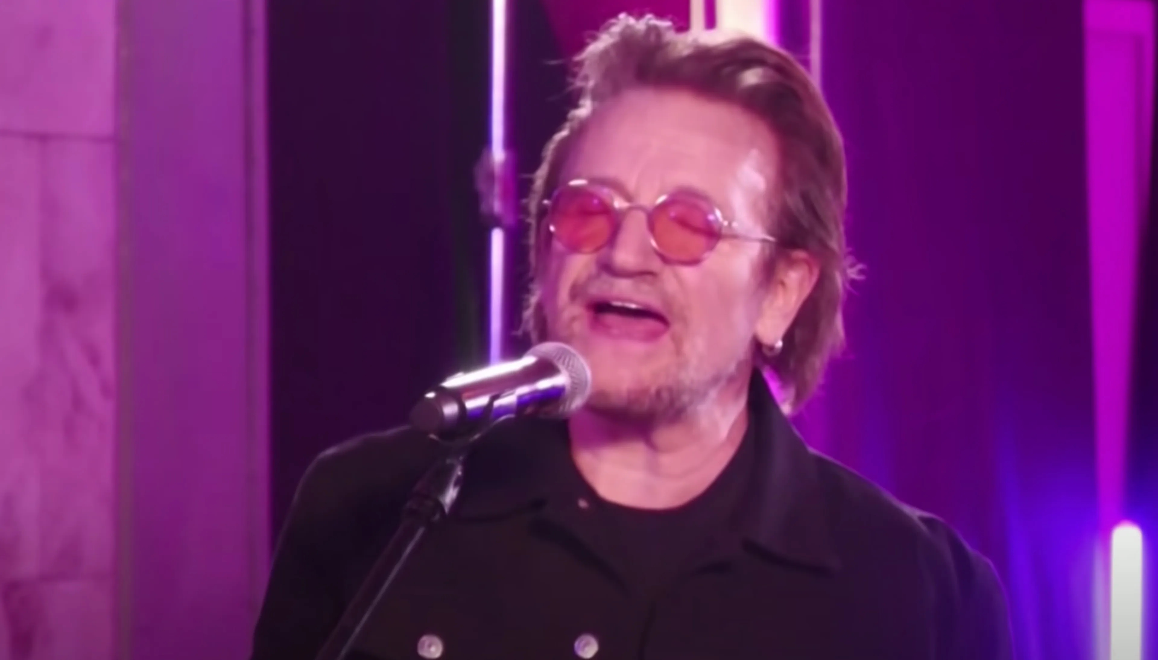 ZIEN: Bono geeft verrassingsoptreden voor vrijheid in metrostation Kiev