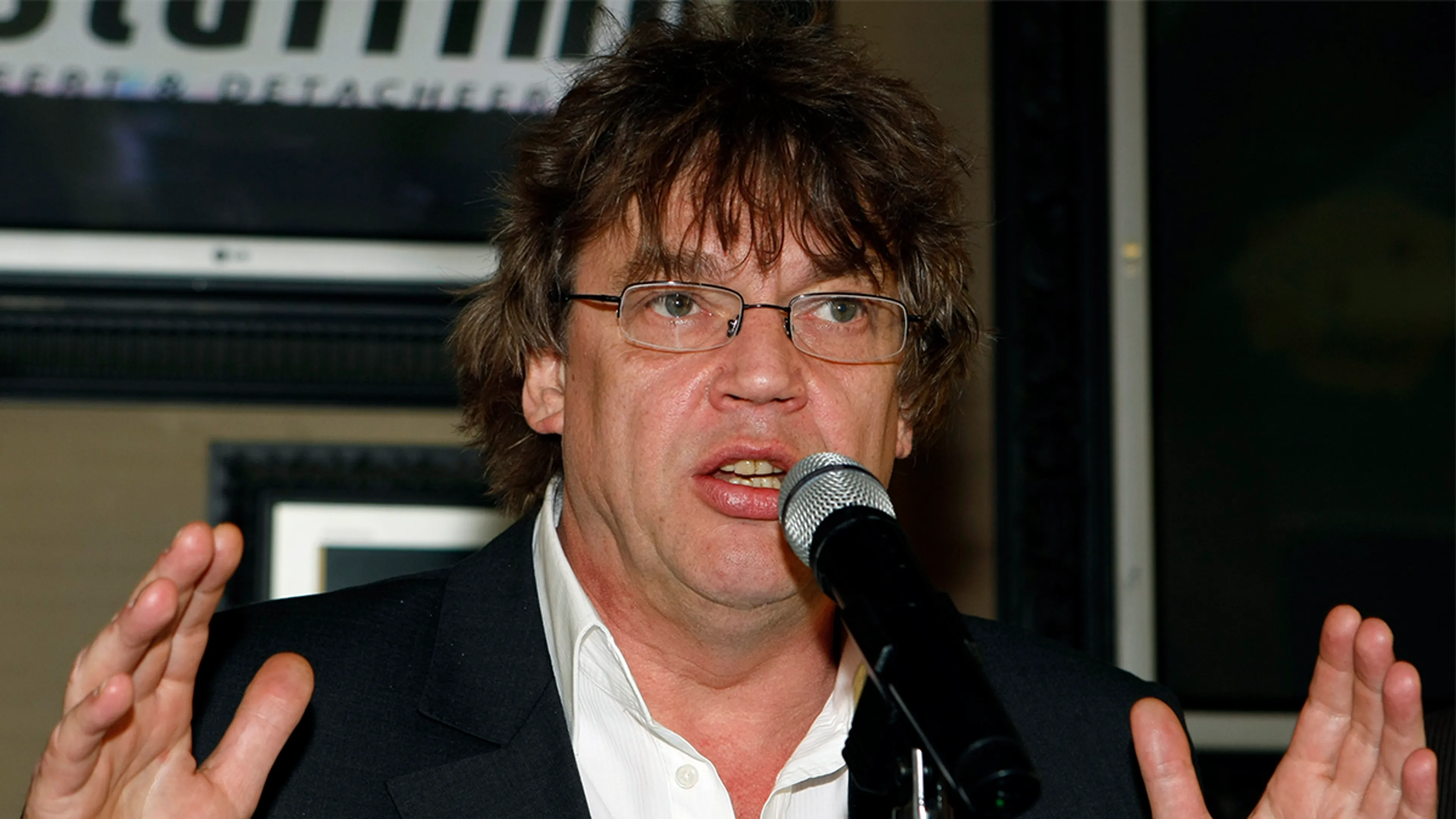 Henk Westbroek leert je zingend reanimeren!