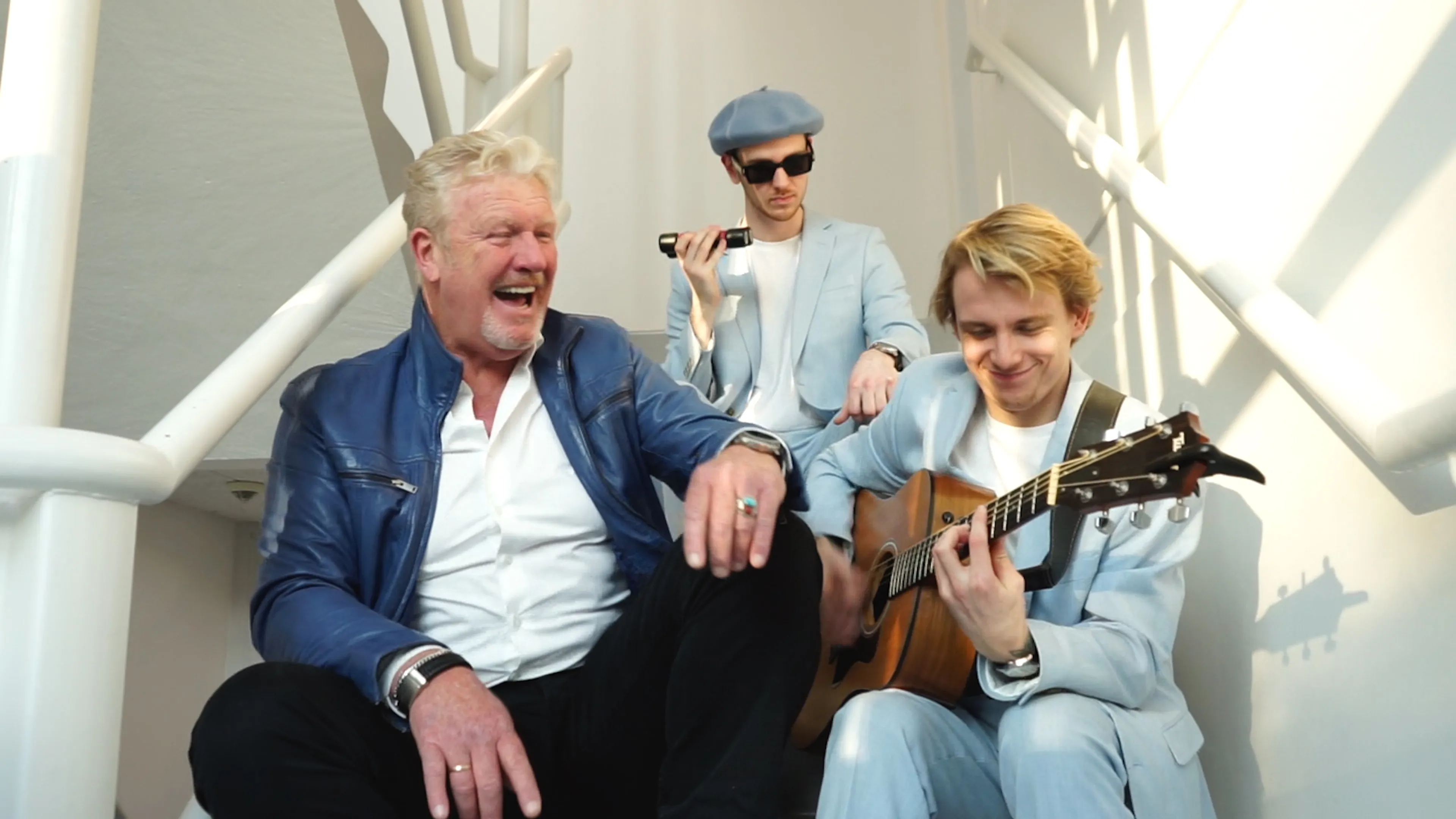 Tributeband Mr. Jones & Just In Case met een akoestische versie van She's A Lady