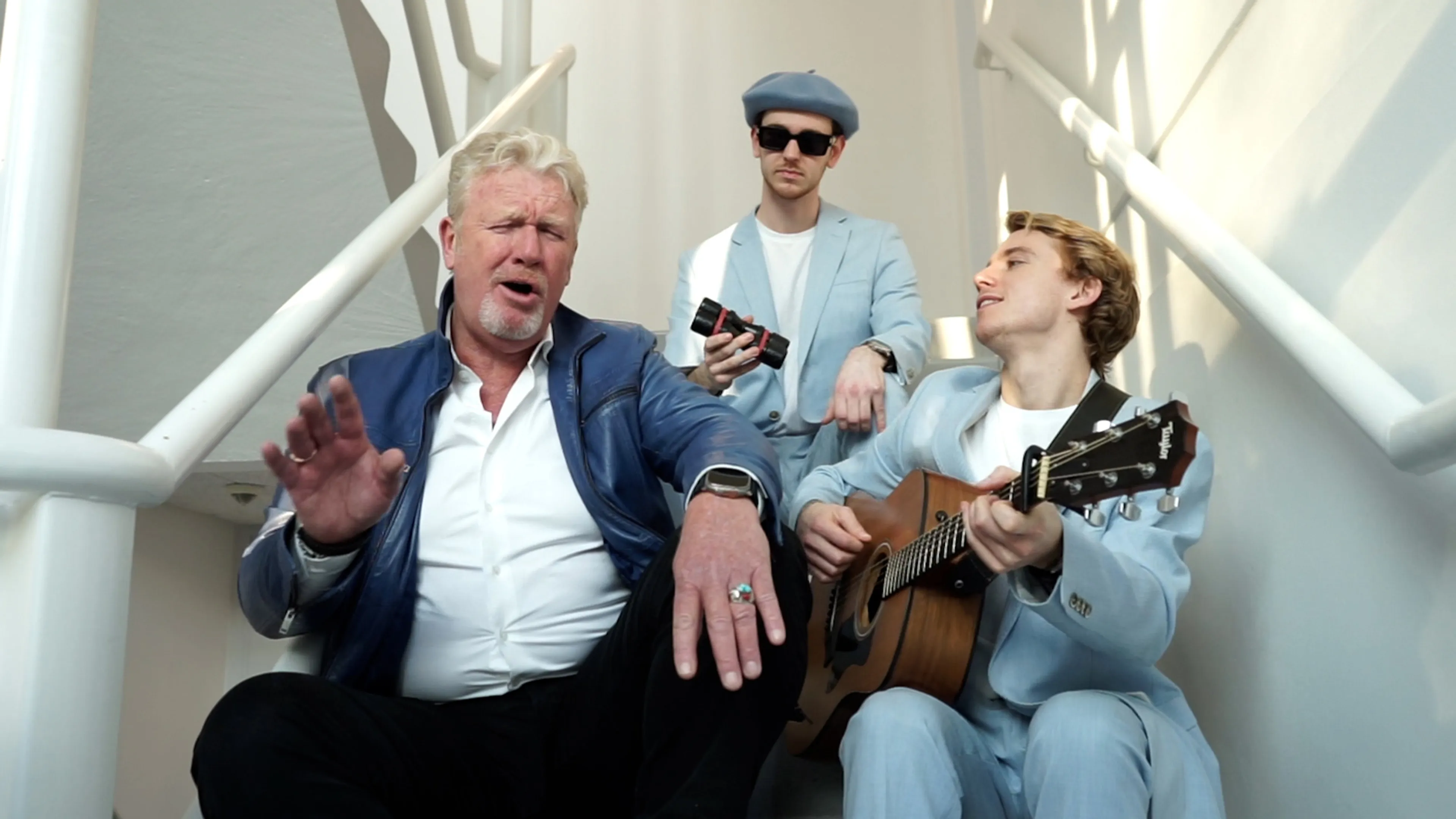 Mr. Jones & Just In Case met een akoestische versie van Green Green Grass Of Home