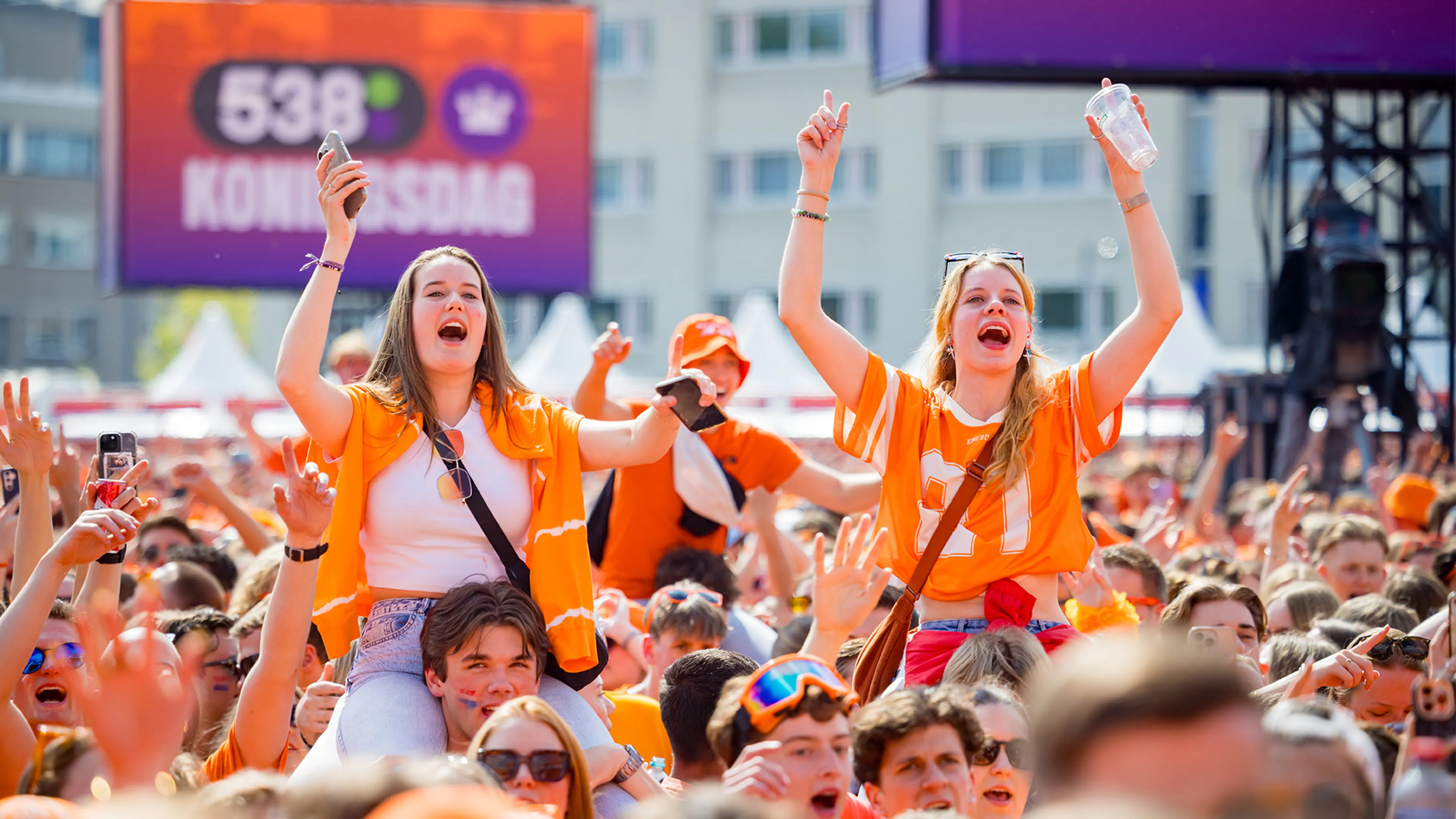 Kippenvelmoment! Rondé zingt Hard to Say Goodbye op 538 Koningsdag