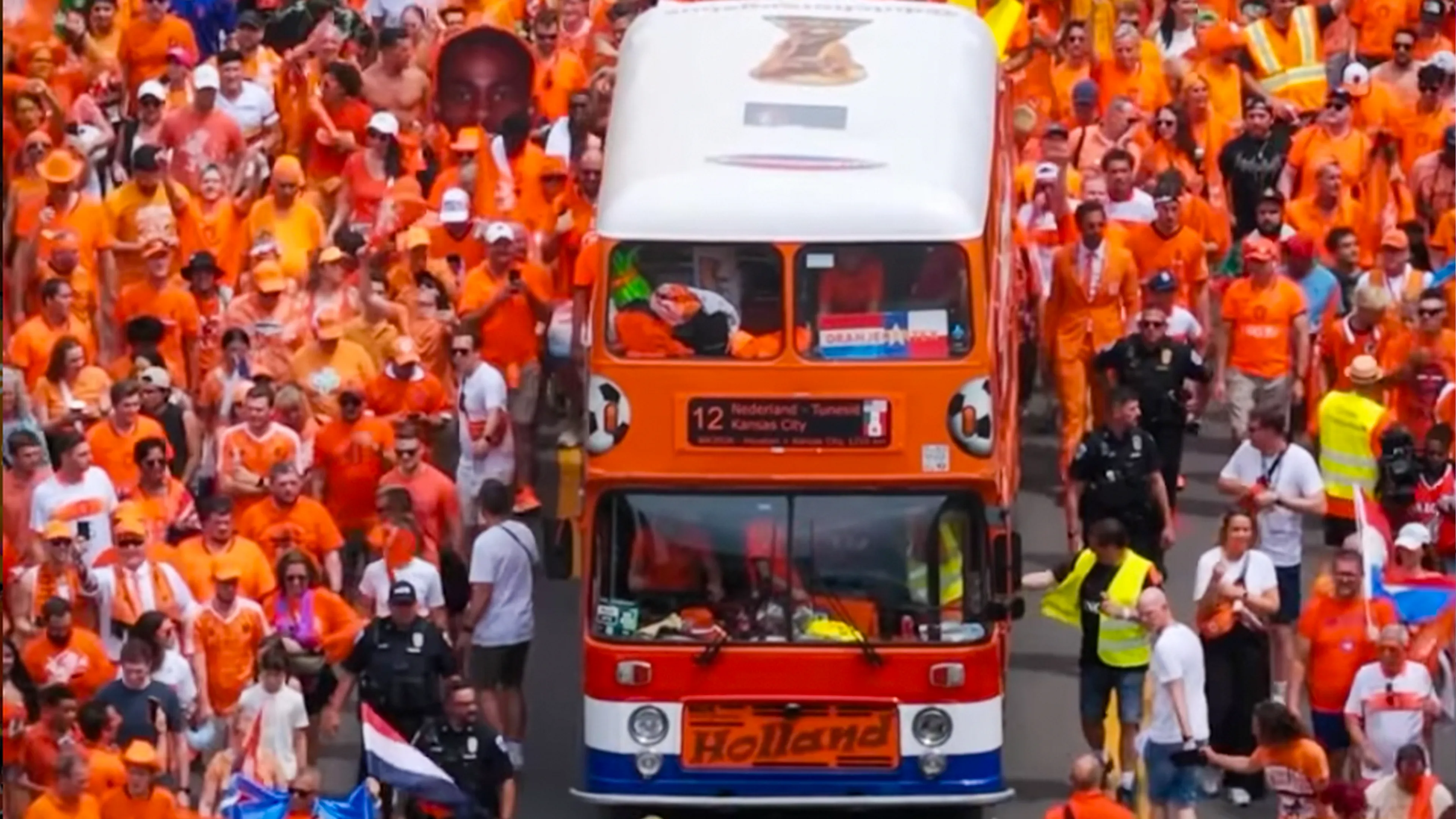 De oranjebus trekt van Kansas City naar Monterey!