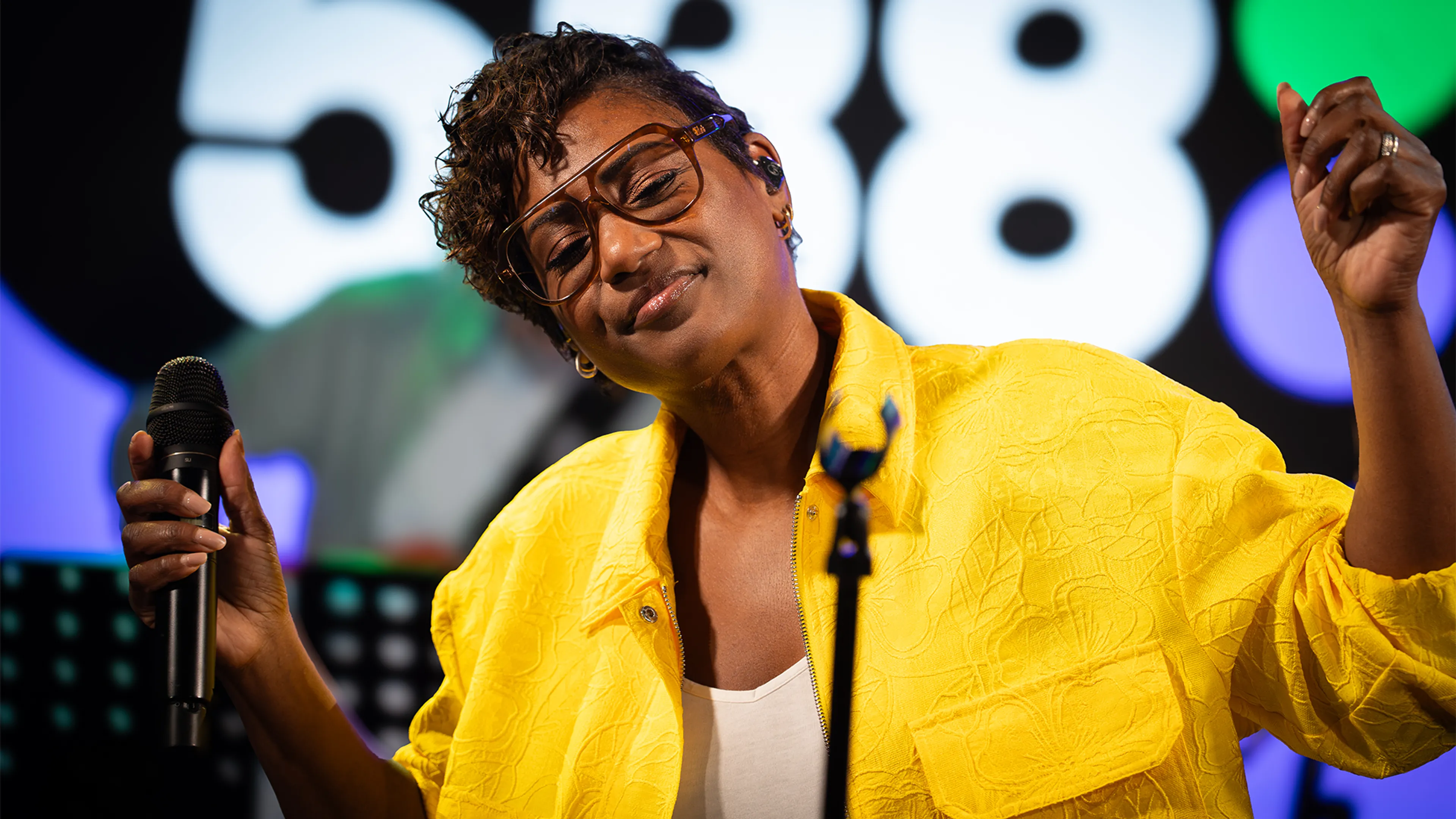 Edsilia Rombley trapt het weekend af met Gimme Gimme Gimme