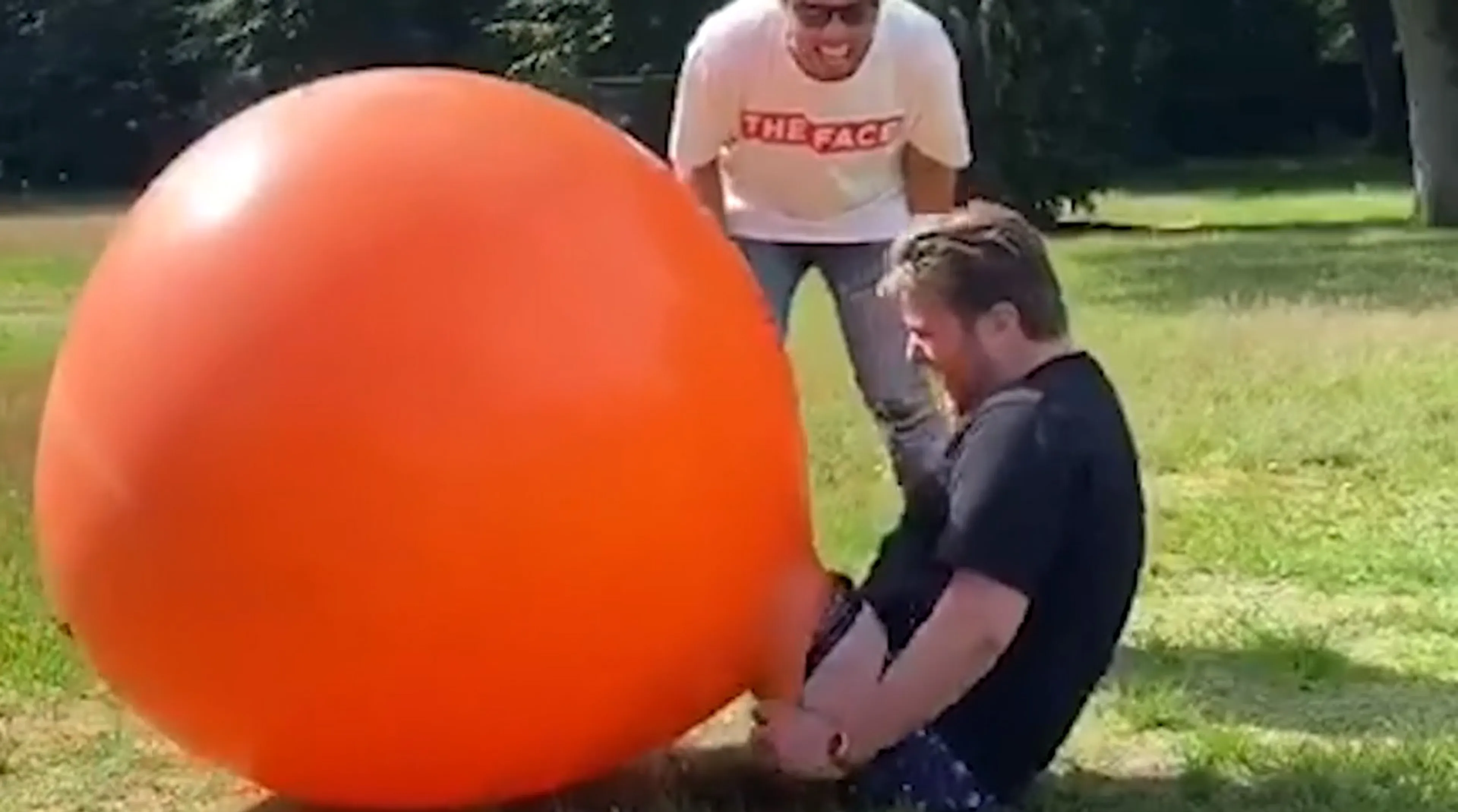 Instagram-held Bas Smit neemt sidekick Chris Bergström op sleeptouw!