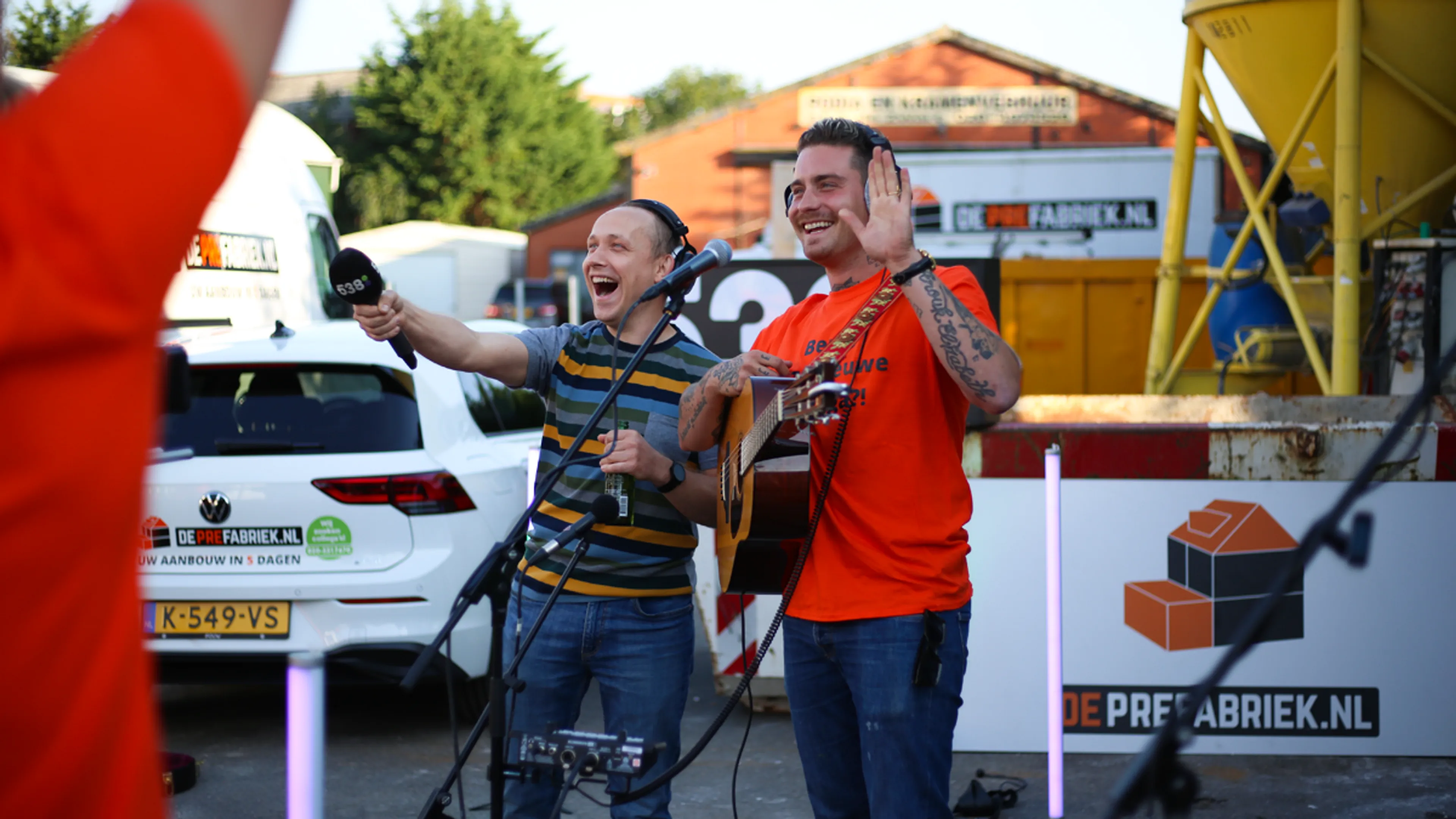 Douwe Bob zet bouwplaats PreFabriek op z'n kop! 😅🤣