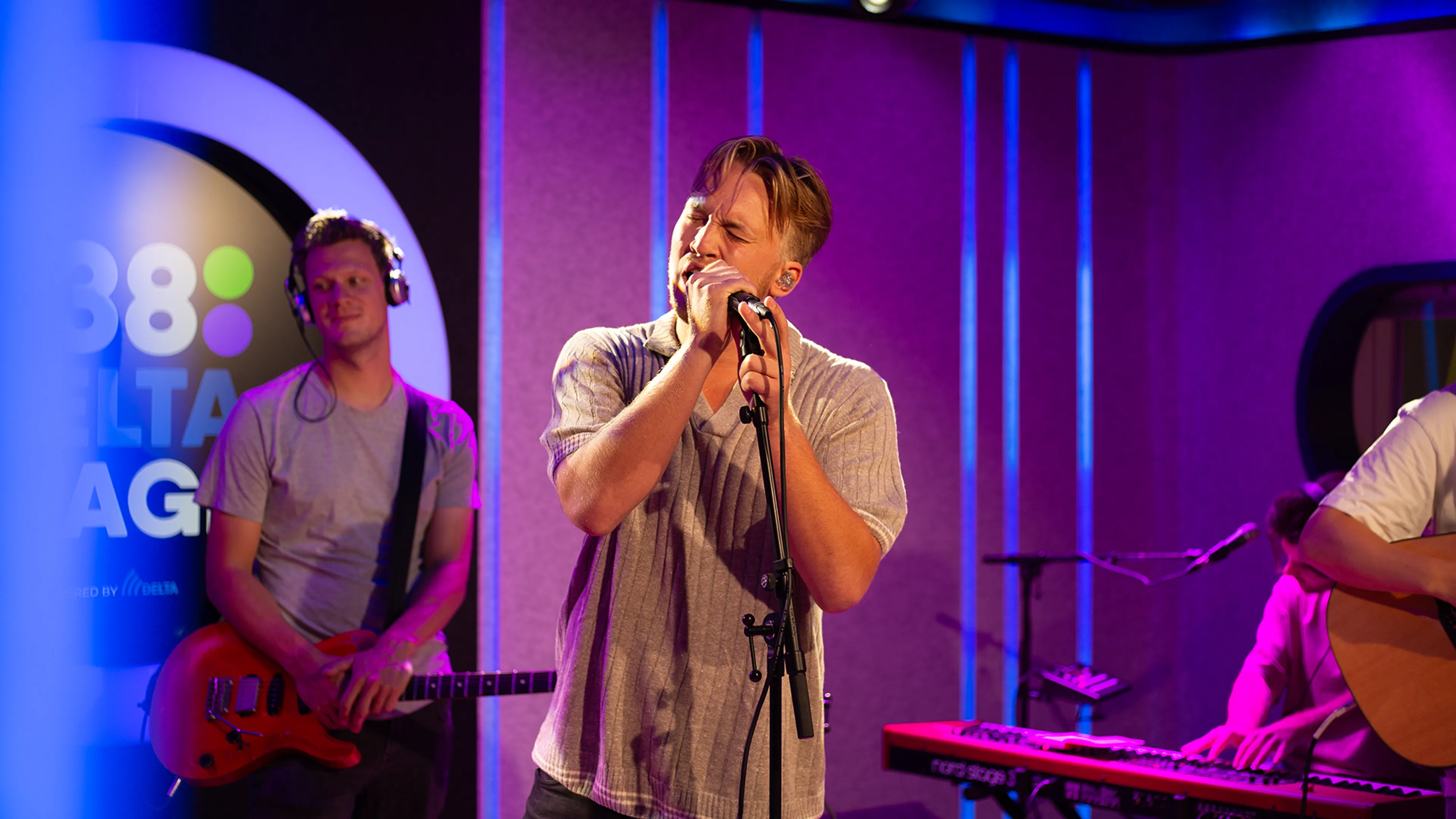 Snelle primeurt en speelt zijn nieuwste single Radio live!