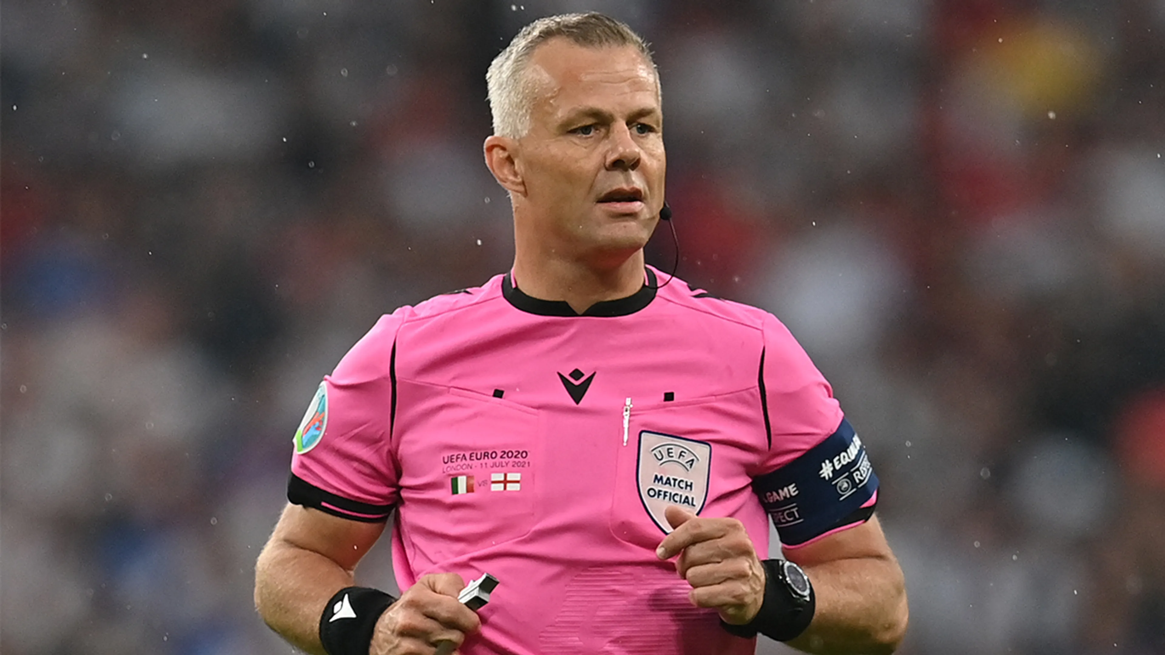 Björn Kuipers overweegt door te gaan als scheidsrechter