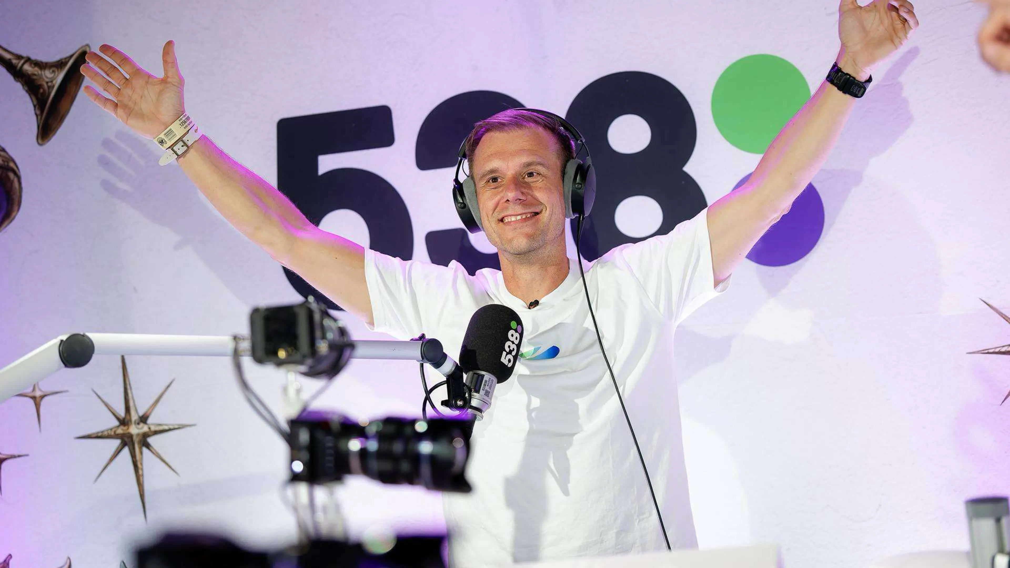 Armin van Buuren neemt de Dance Smash mee naar huis met Take Me Home 🏠