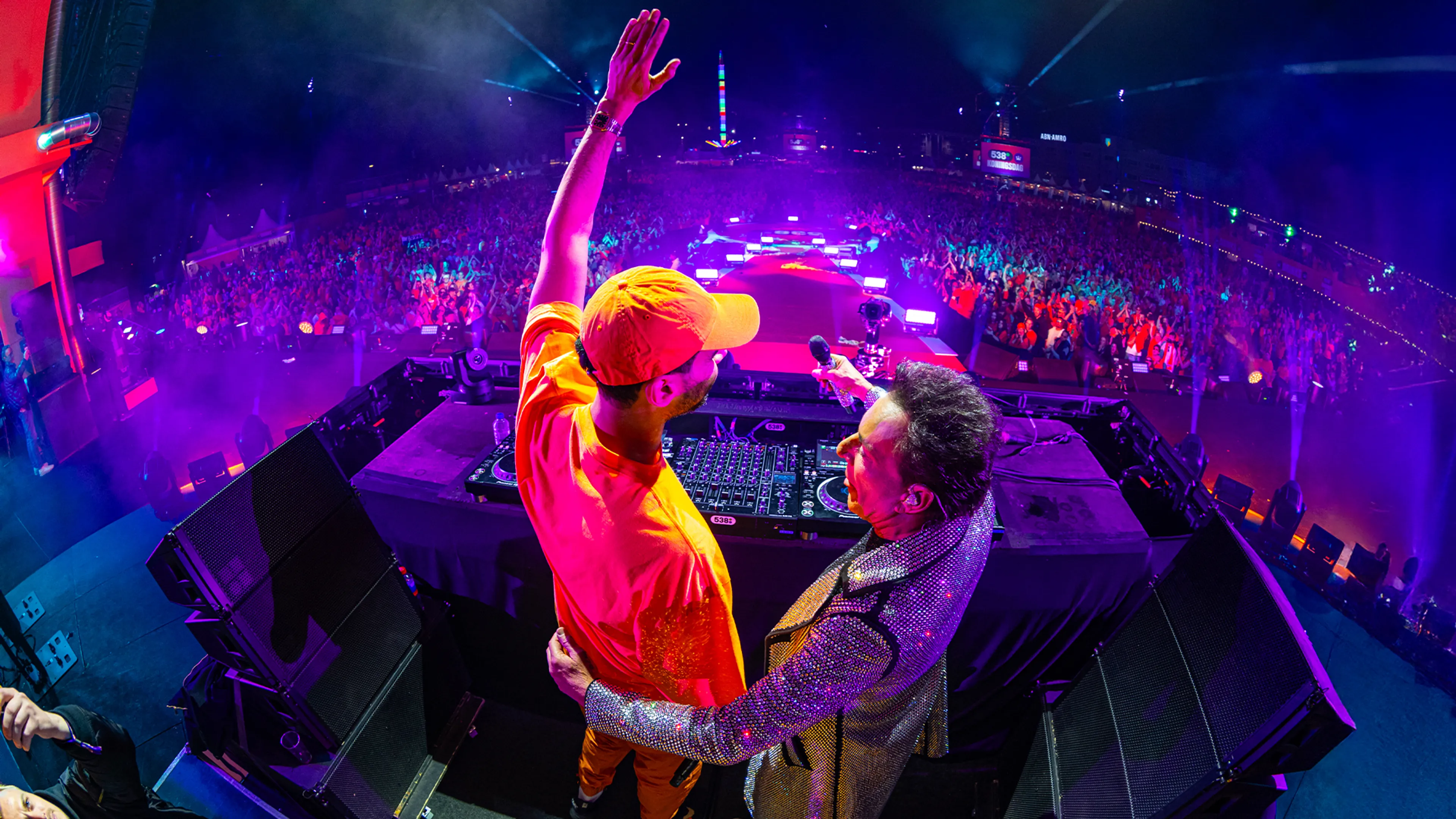 Afrojack haalt Gerard Joling op het podium tijdens 538 Koningsdag 2026