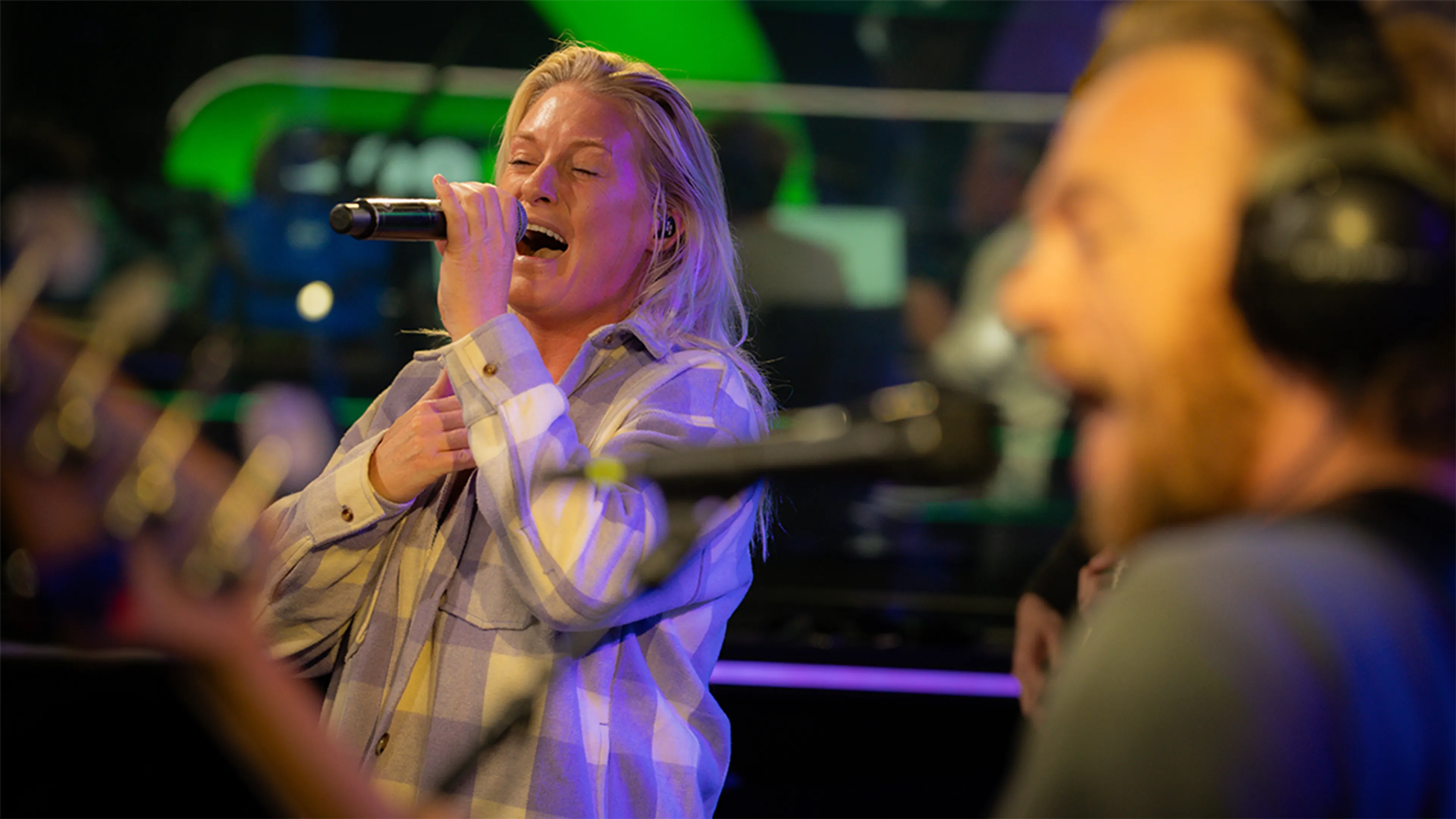 Miss Montreal doet Schuilen live bij Radio 538