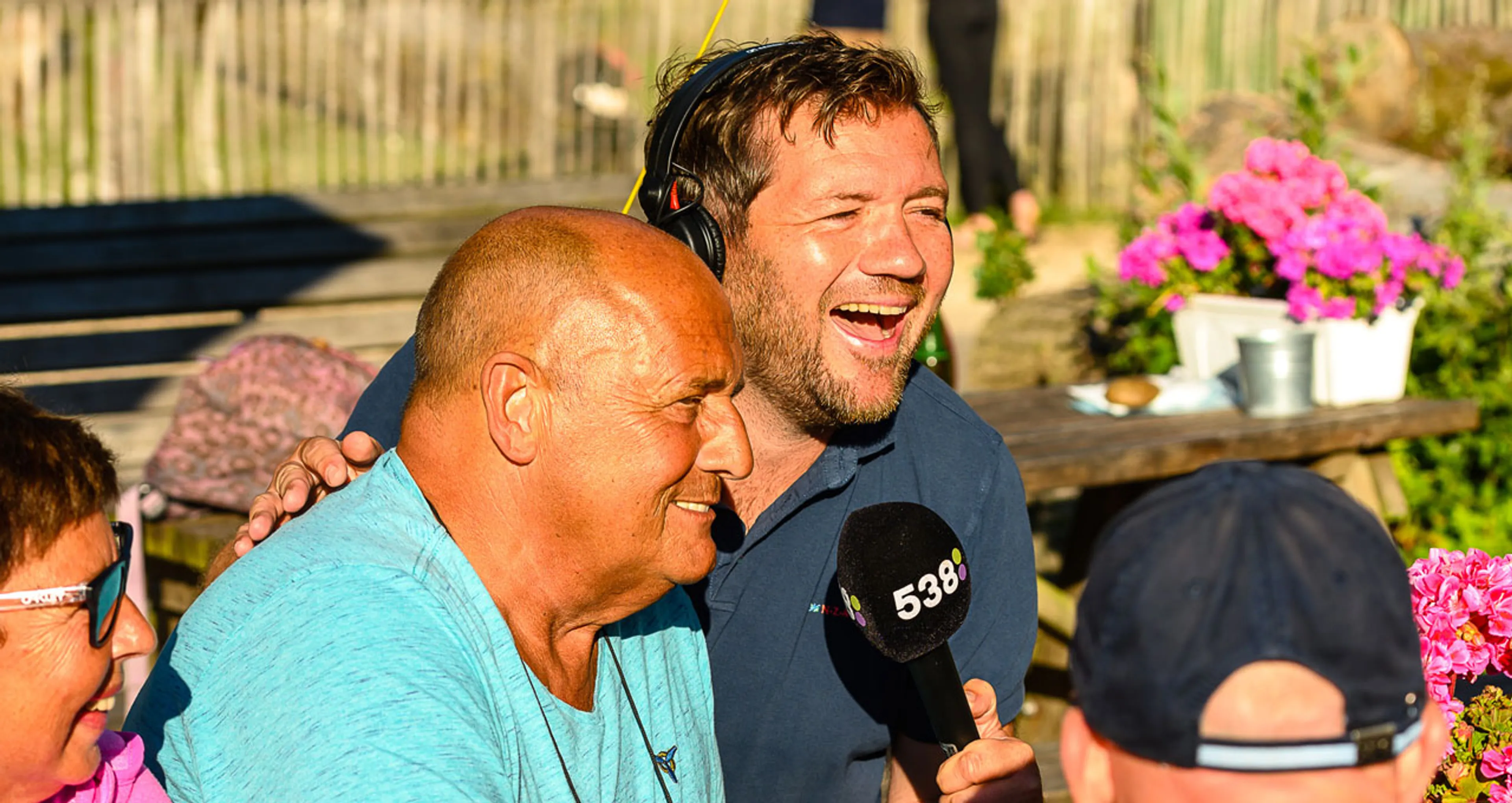 ONGEMAKKELIJK! Klaas versiert wildvreemde campinggast