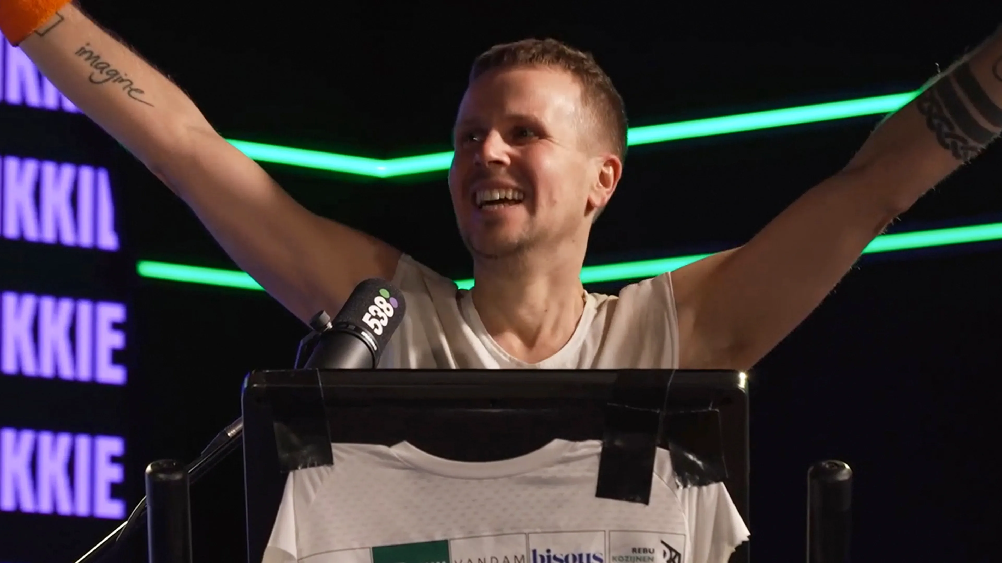 Niet normaal! Zus van Jeroen maakt waanzinnige tussenstand bekend