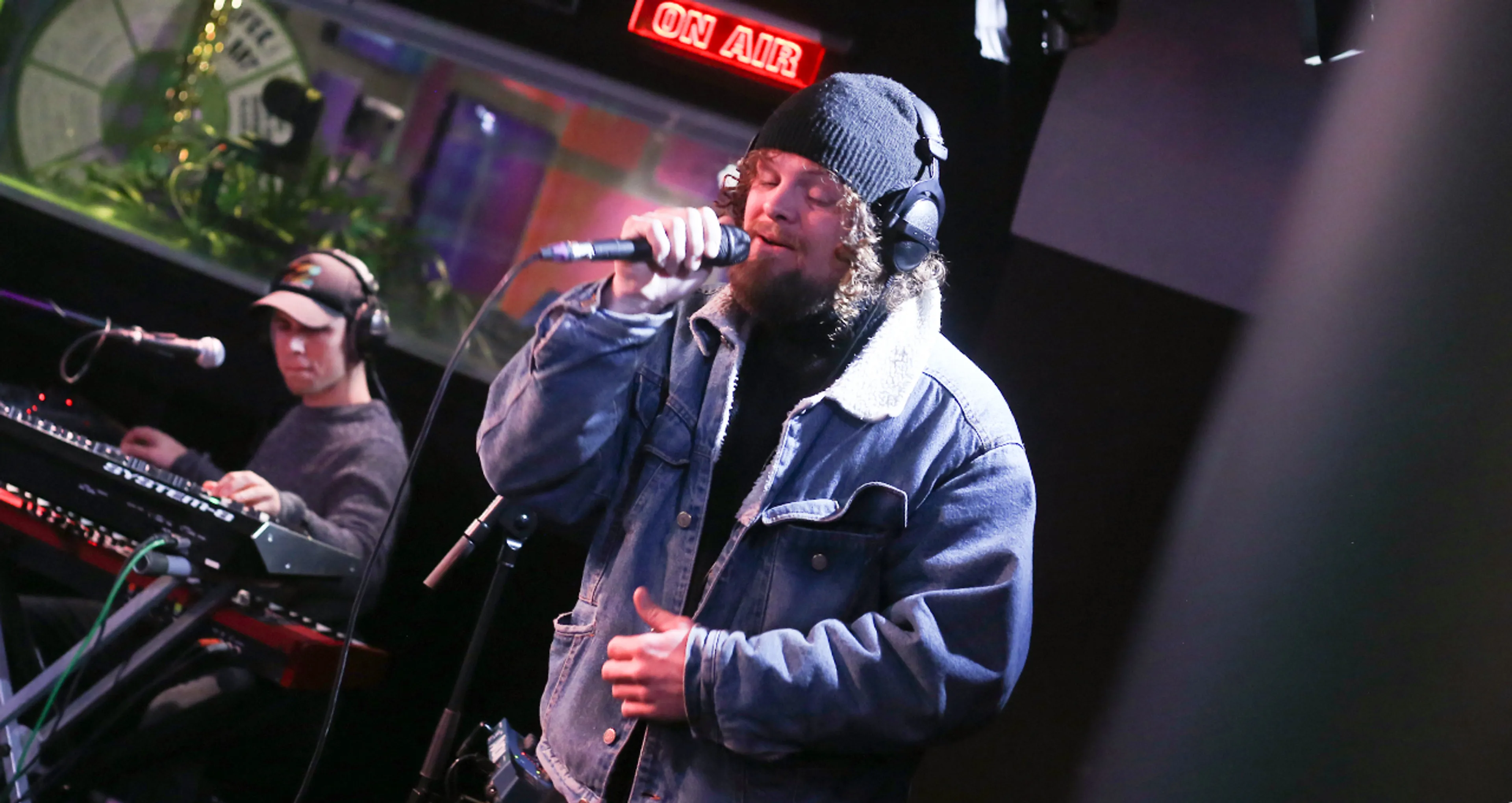 NIET NORMAAL! 🔥 DI-RECT blaast 538-studio omver met nieuwe single