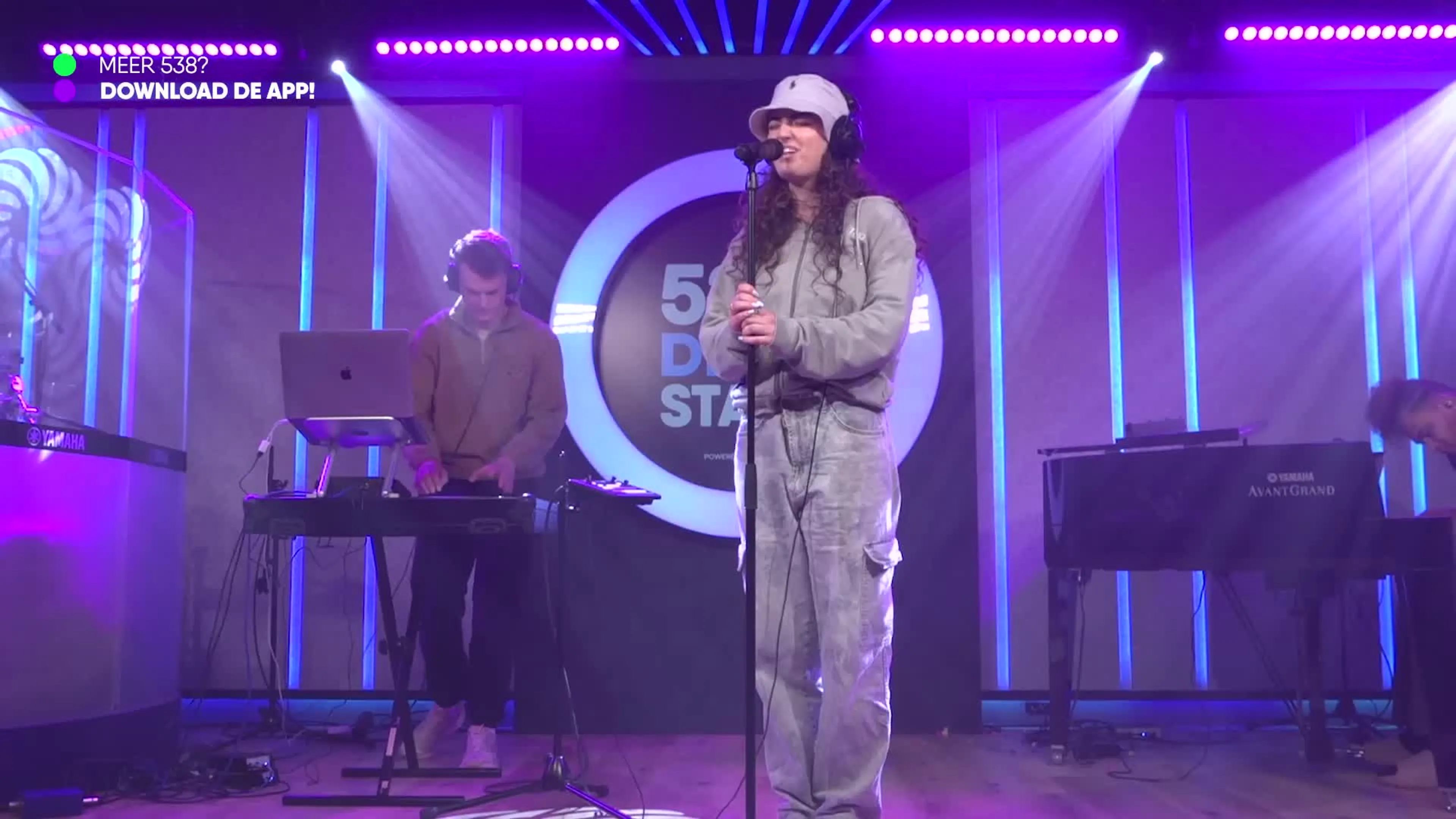 Isabel Usher doet haar viral hit Ik Kom Weer Thuis live!