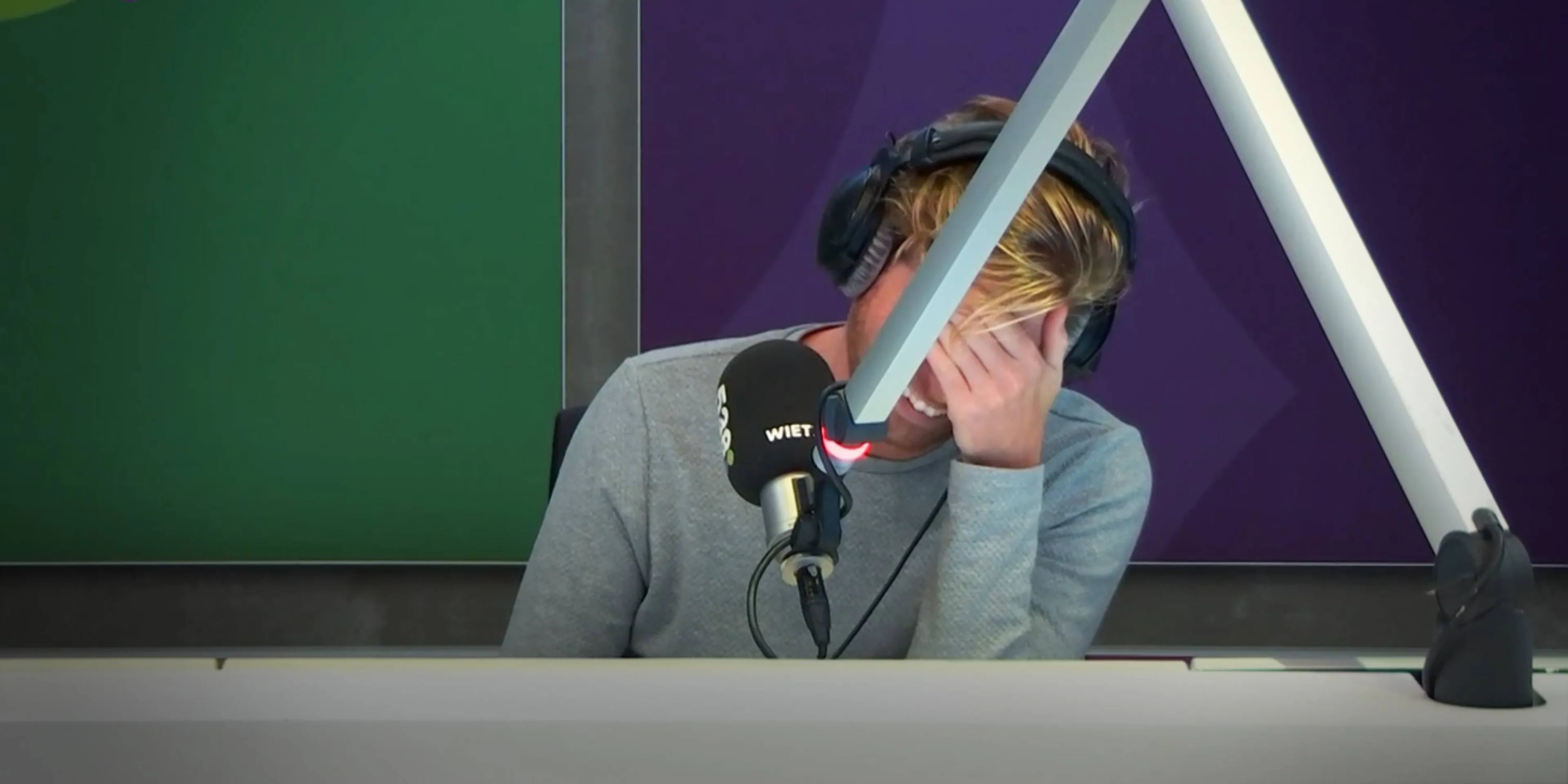 Hilarisch: Wietze en Chris doen woede-oefening 'pillow fuck'