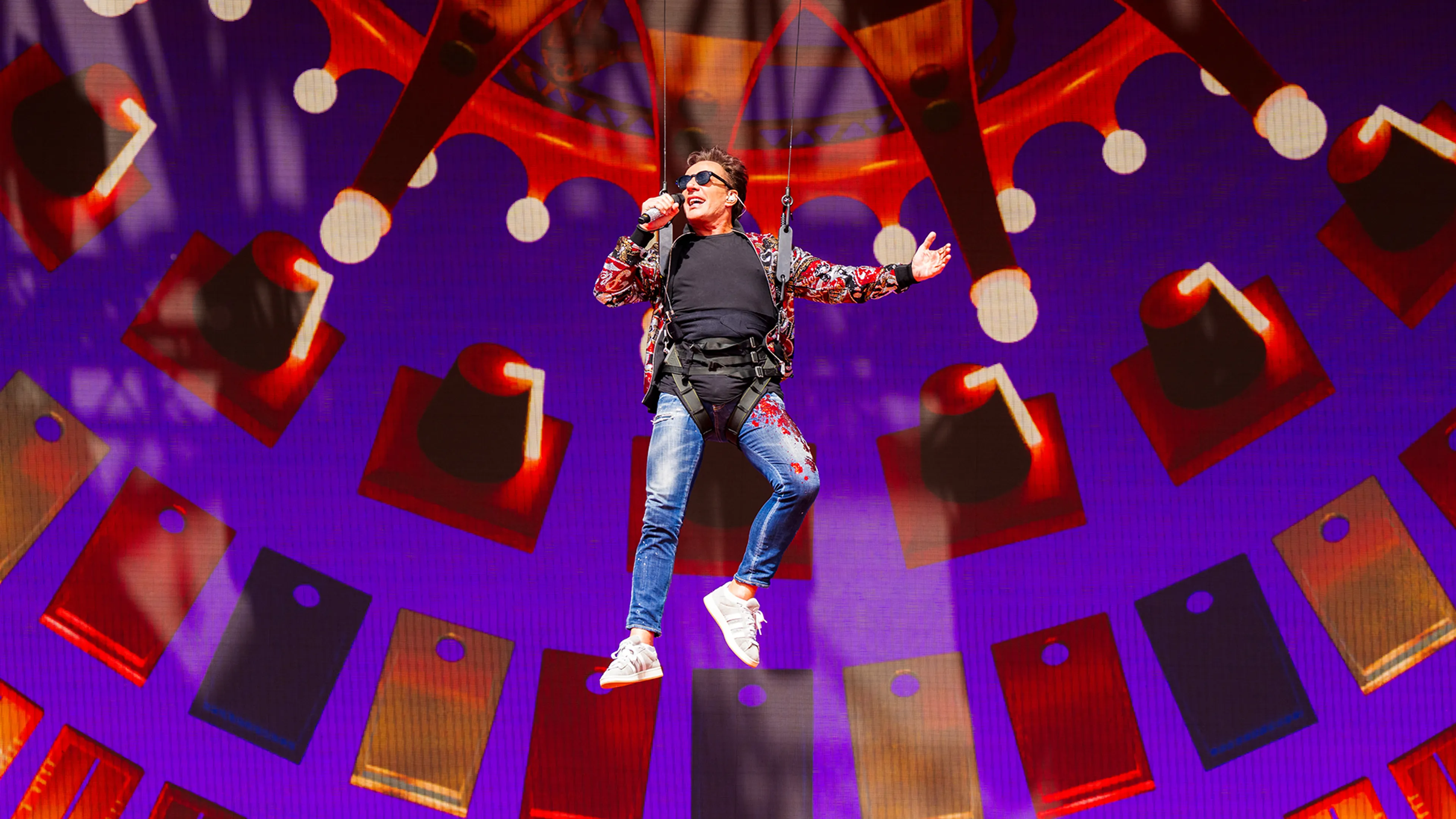 Gerard Joling komt hoog (en droog) het podium op tijdens 538 Koningsdag 2026 😂👏