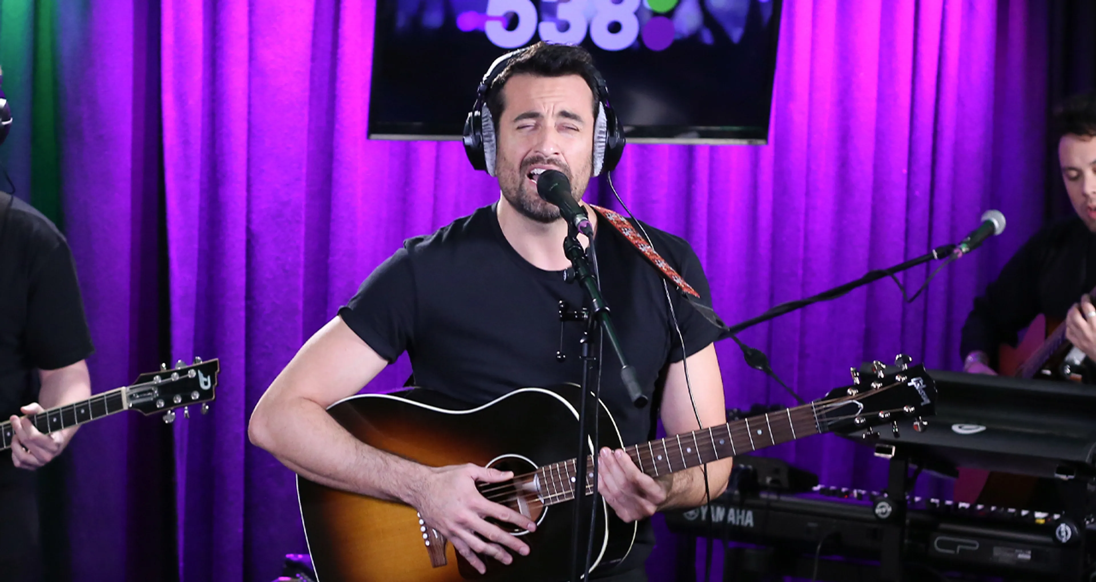 Dotan voor het eerst live met z'n nieuwe single Bleeding!