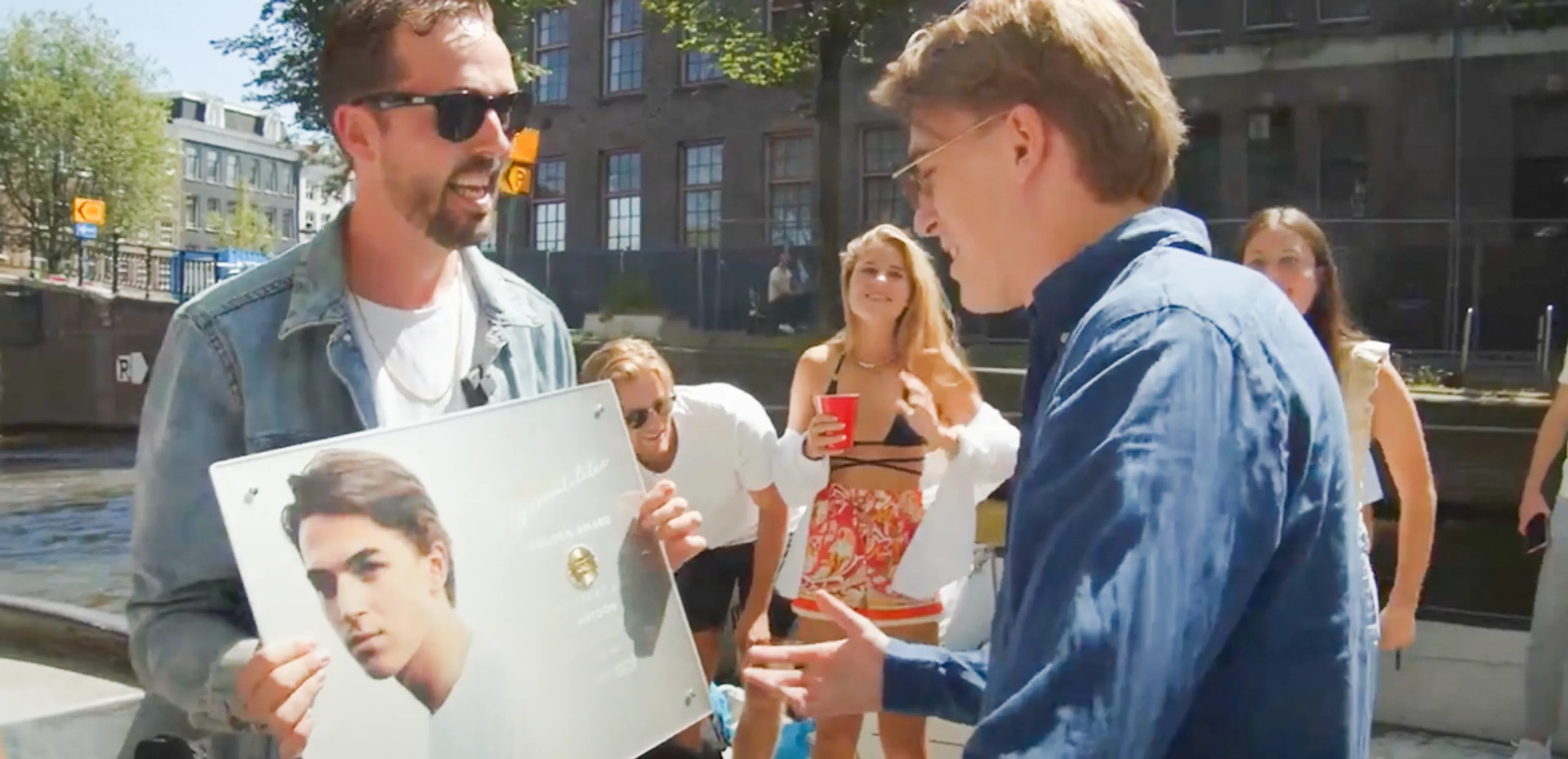 Antoon wordt verrast met gouden plaat voor Hyperventilatie! 📀