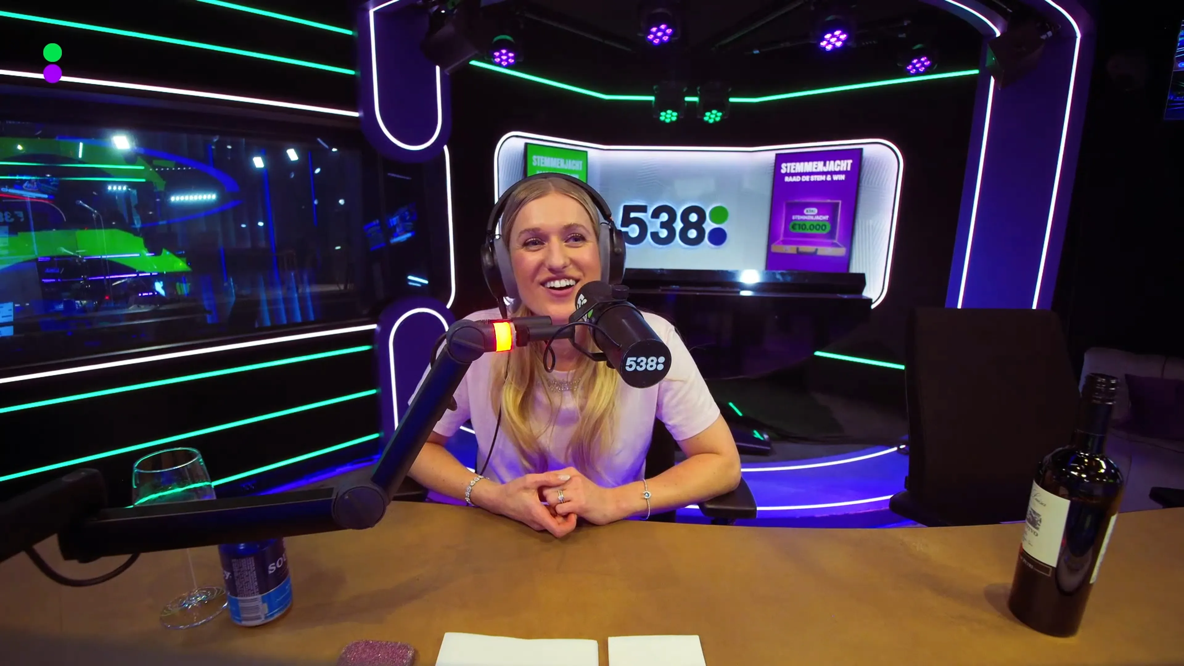 De stamtafelgasten spelen Wie van de Drie (ronde 2)