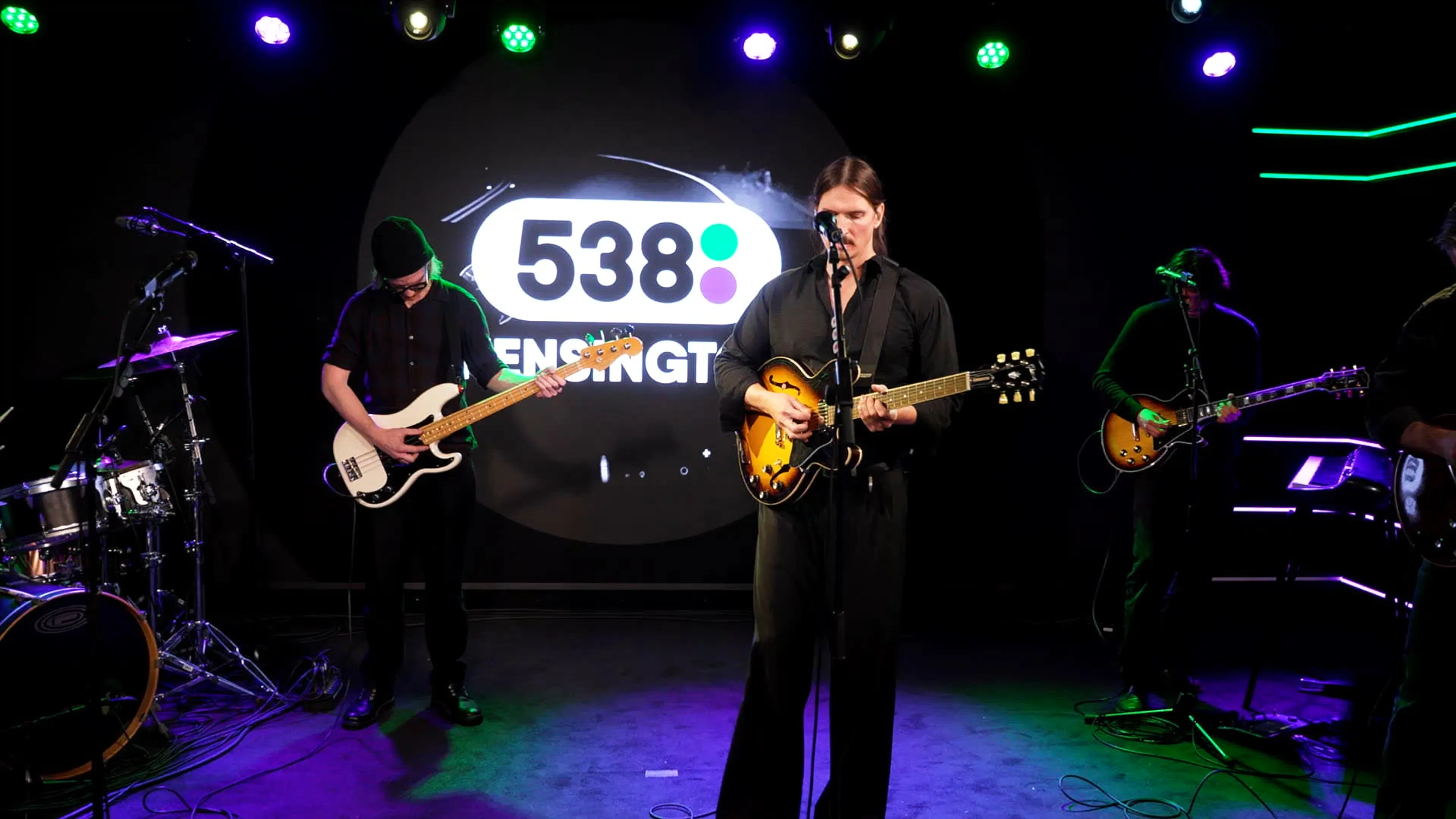 Kensington speelt de 538 Favourite Carry On live!