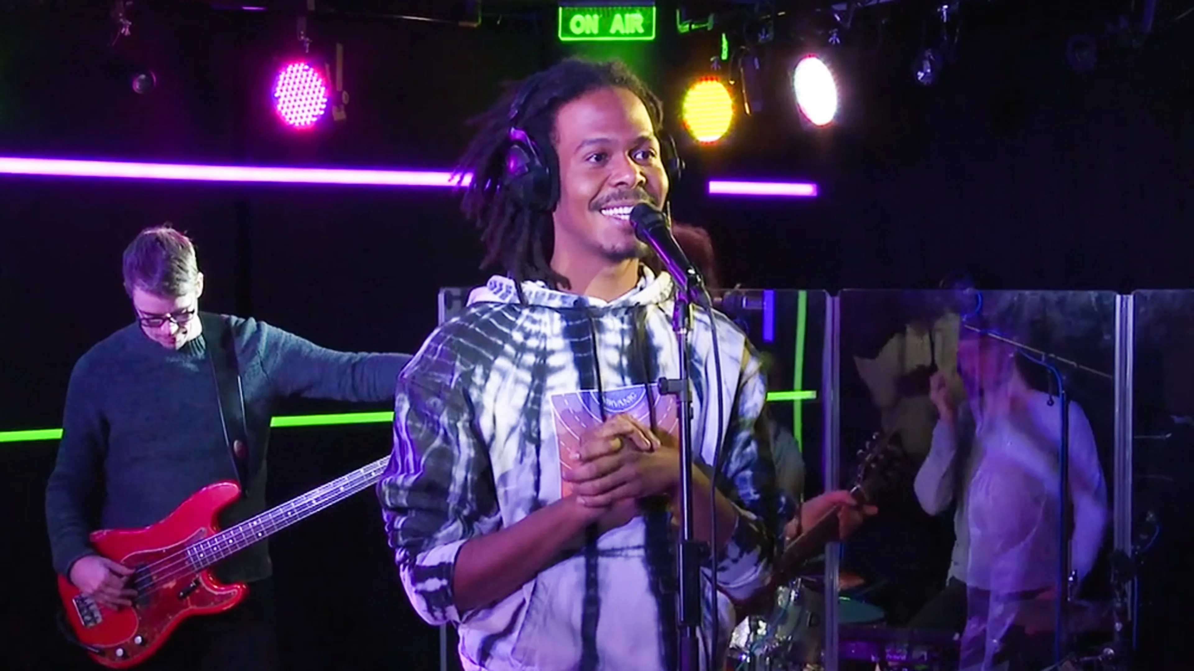 Jeangu Macrooy live bij 538 met zijn songfestivalnummer!