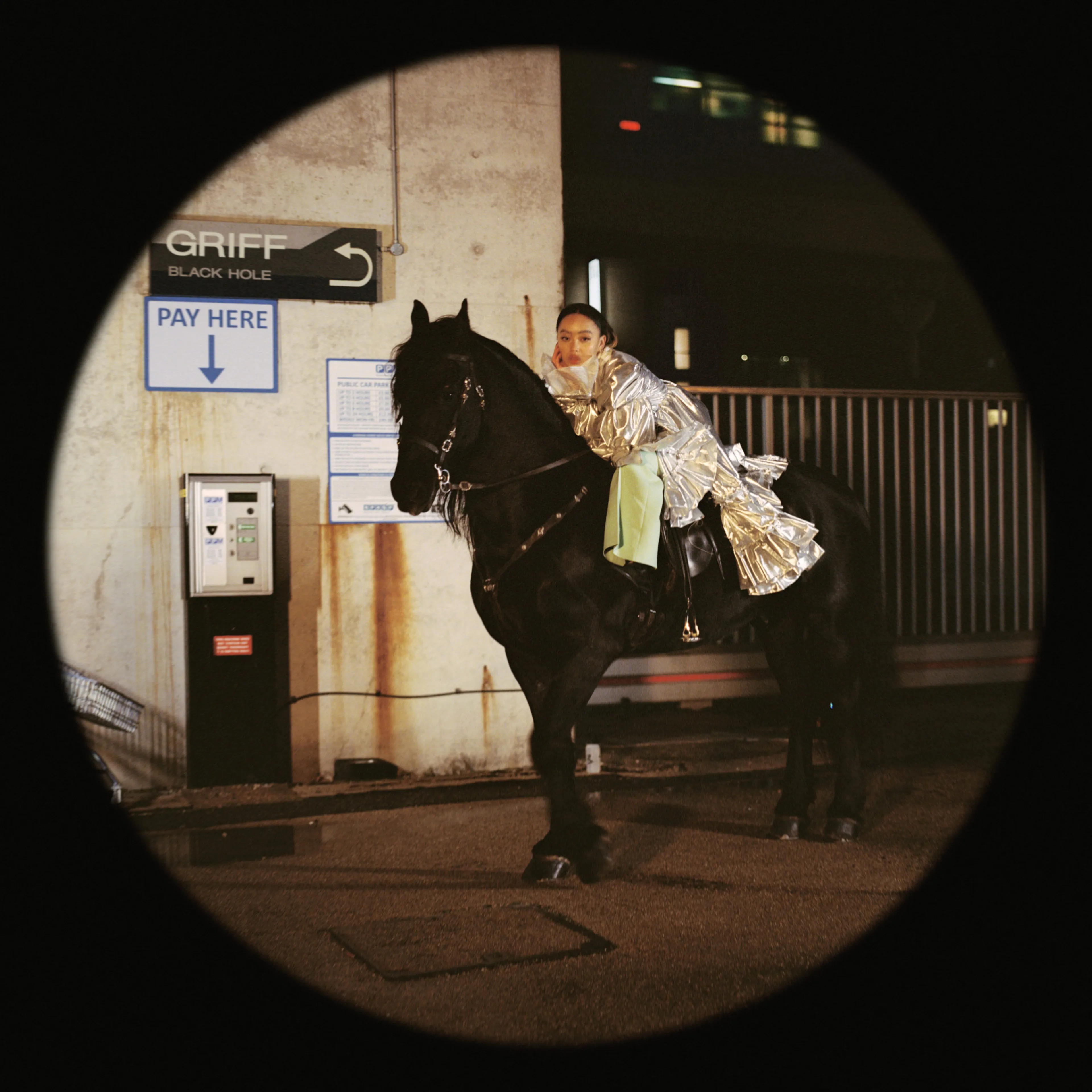 GEKRAAKT: Griff - Black Hole