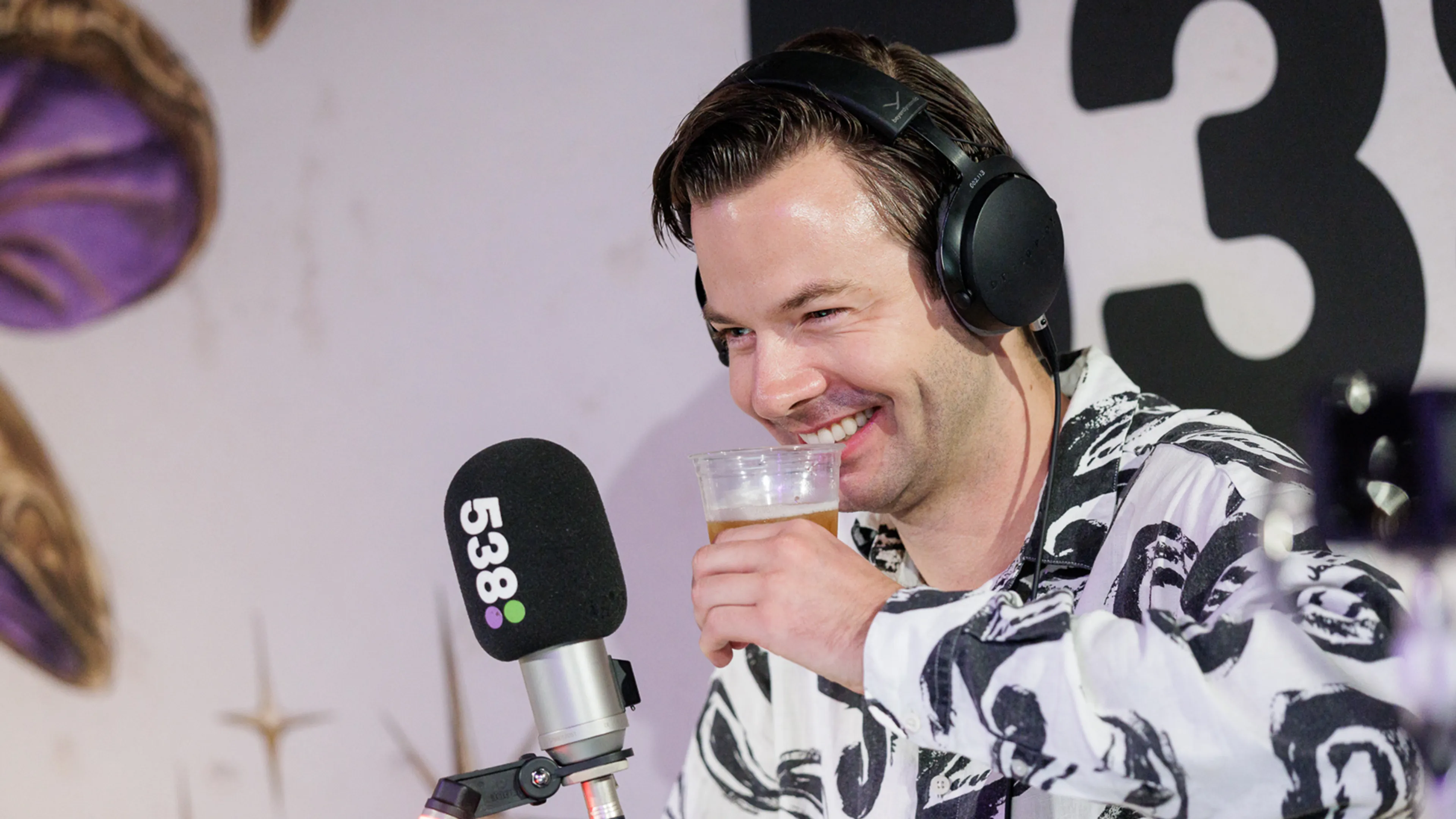 Sam Feldt in de studio bij Bas en Dylan vanuit Tomorrowland