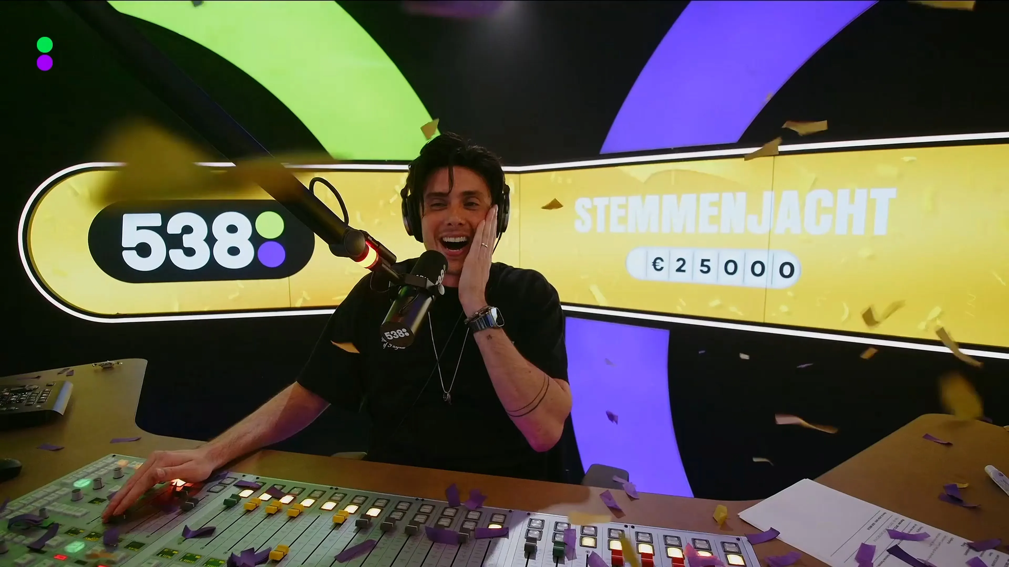Niet normaal! Donna raadt koffer 9 en wint € 25.000,- bij 538 Stemmenjacht!