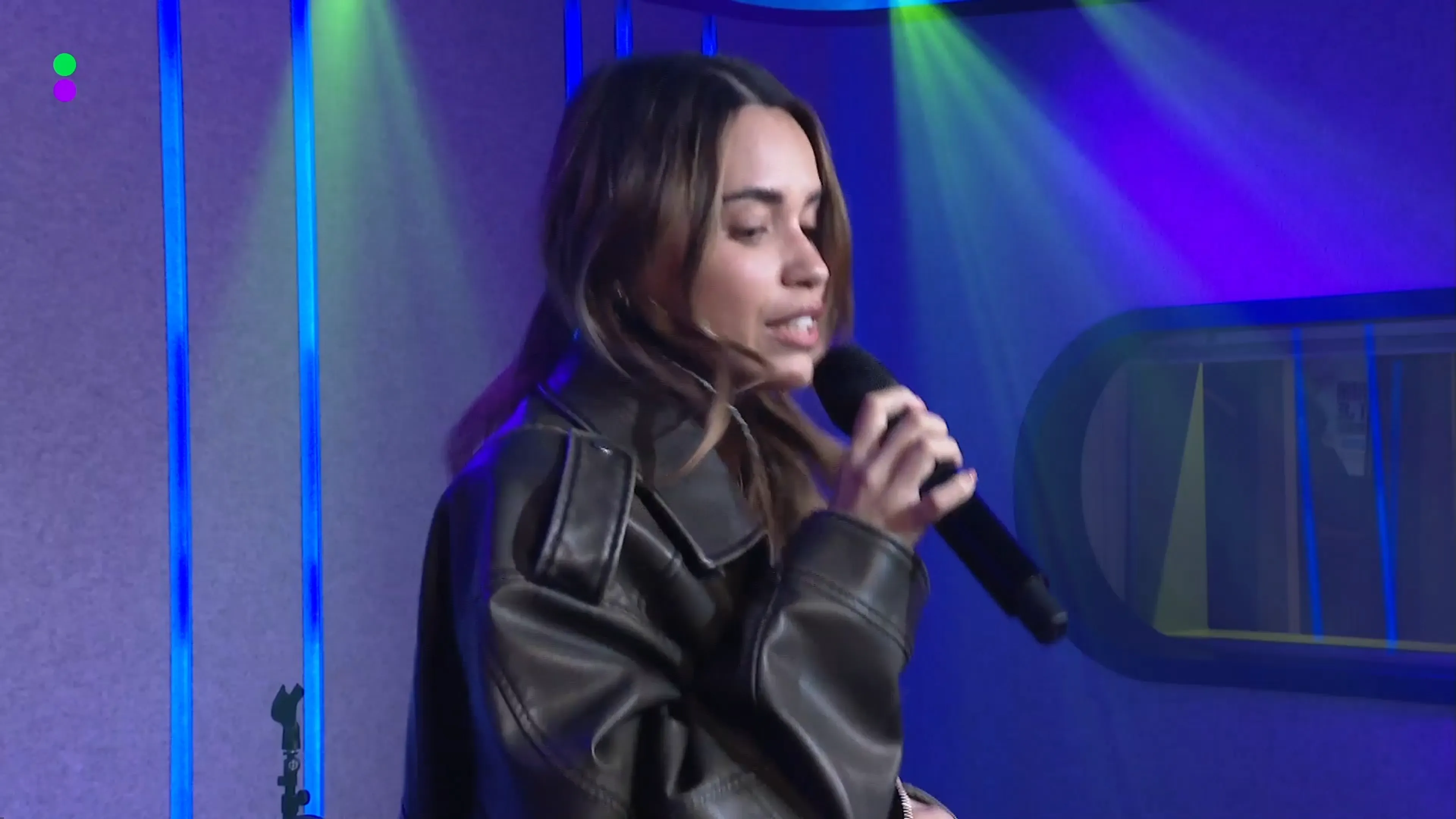 Zoë Tauran zingt Fallin' op de loopband