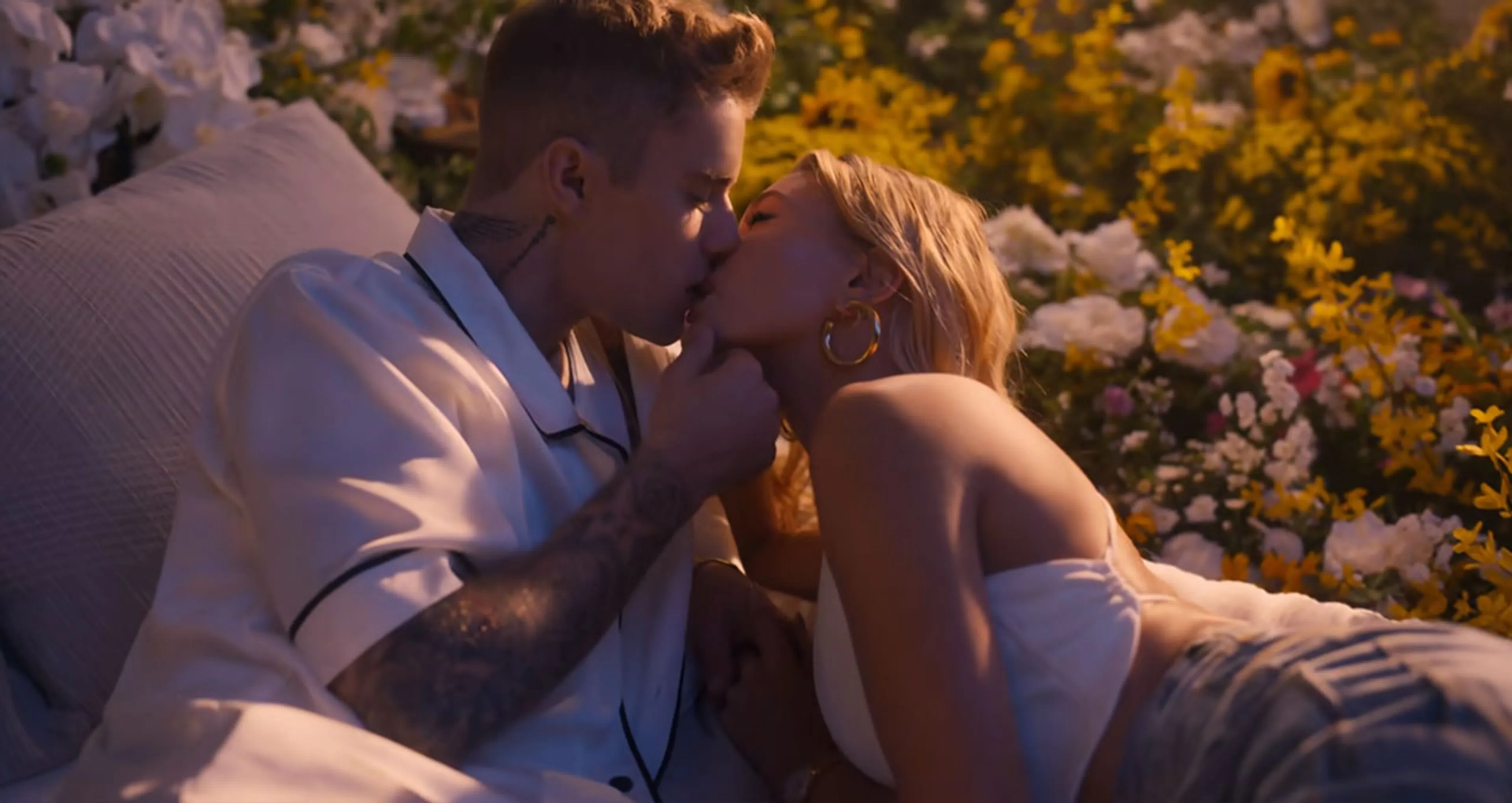 Justin Bieber gaat viral met clip waarin hij bed induikt met z’n vrouw