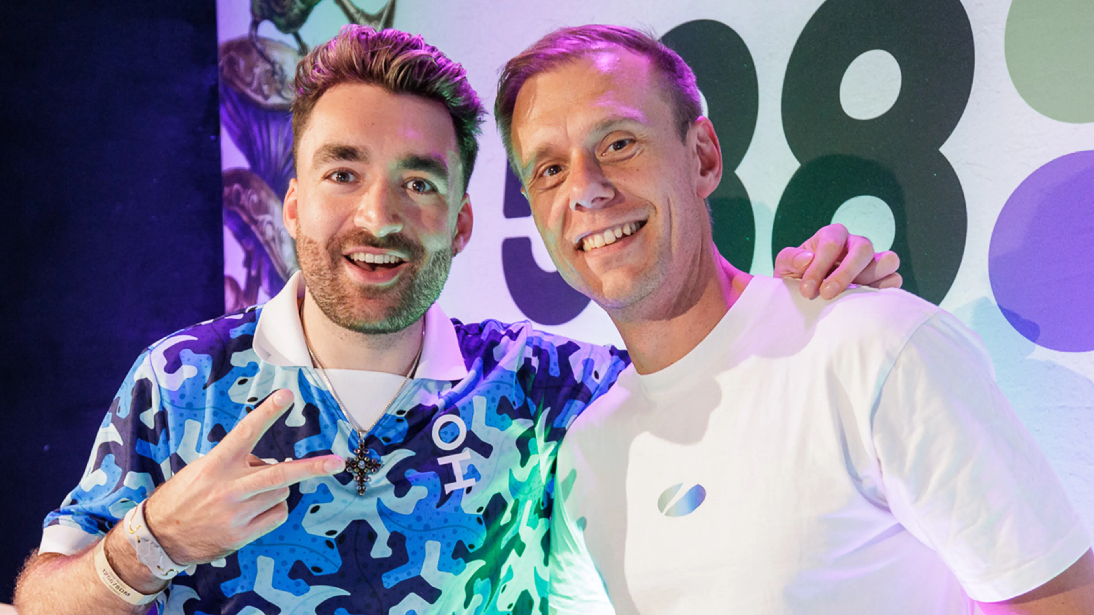 Oliver Heldens in gesprek met Armin van Buuren vanuit Tomorrowland