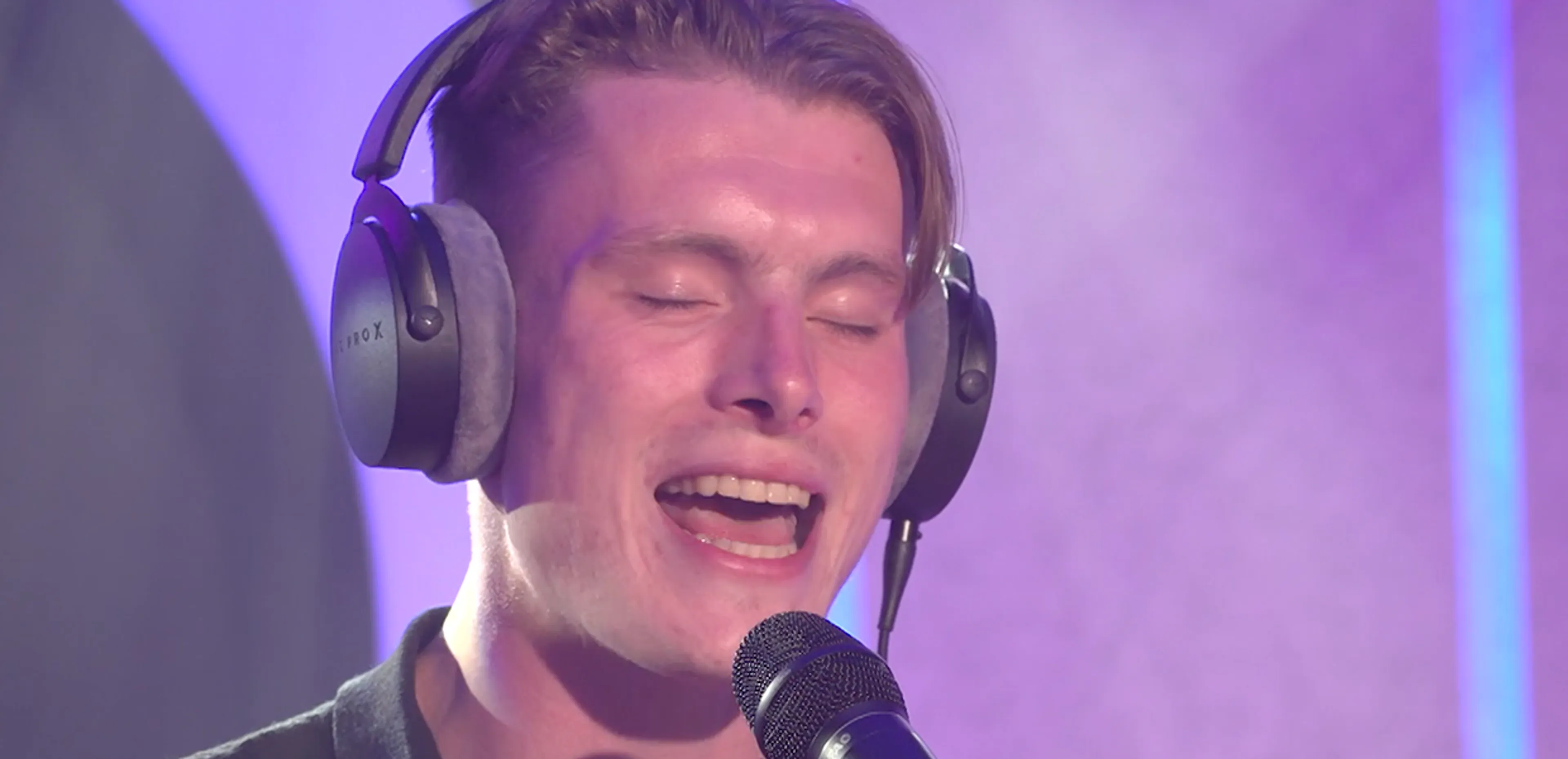 Lucas Nicholas gaat viral met Engelse versie van Het Regent Zonnestralen! ☀️