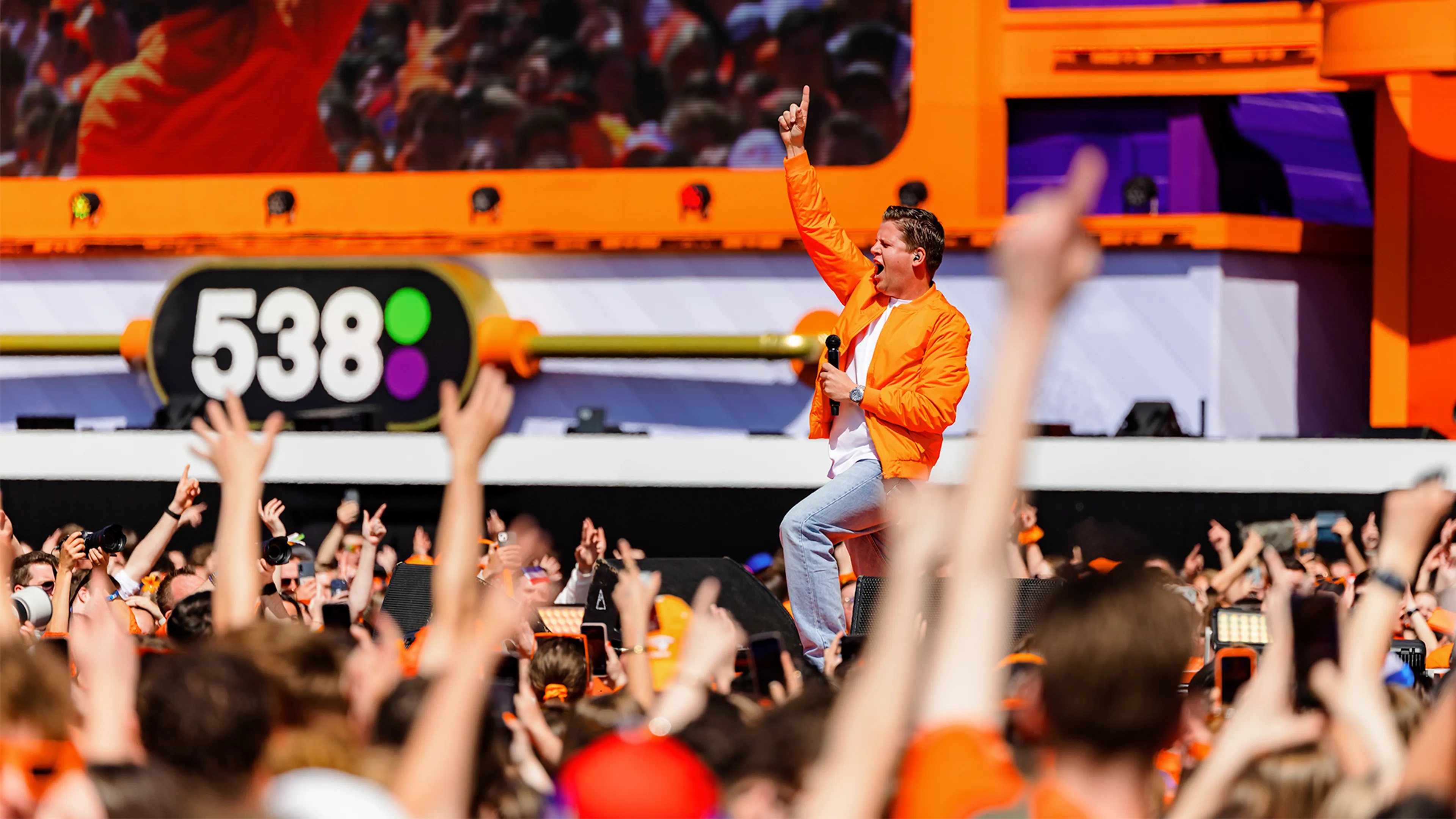 Alles mag tijdens Blikkendag van Sven Versteeg 🍻 | 538 Koningsdag 2026