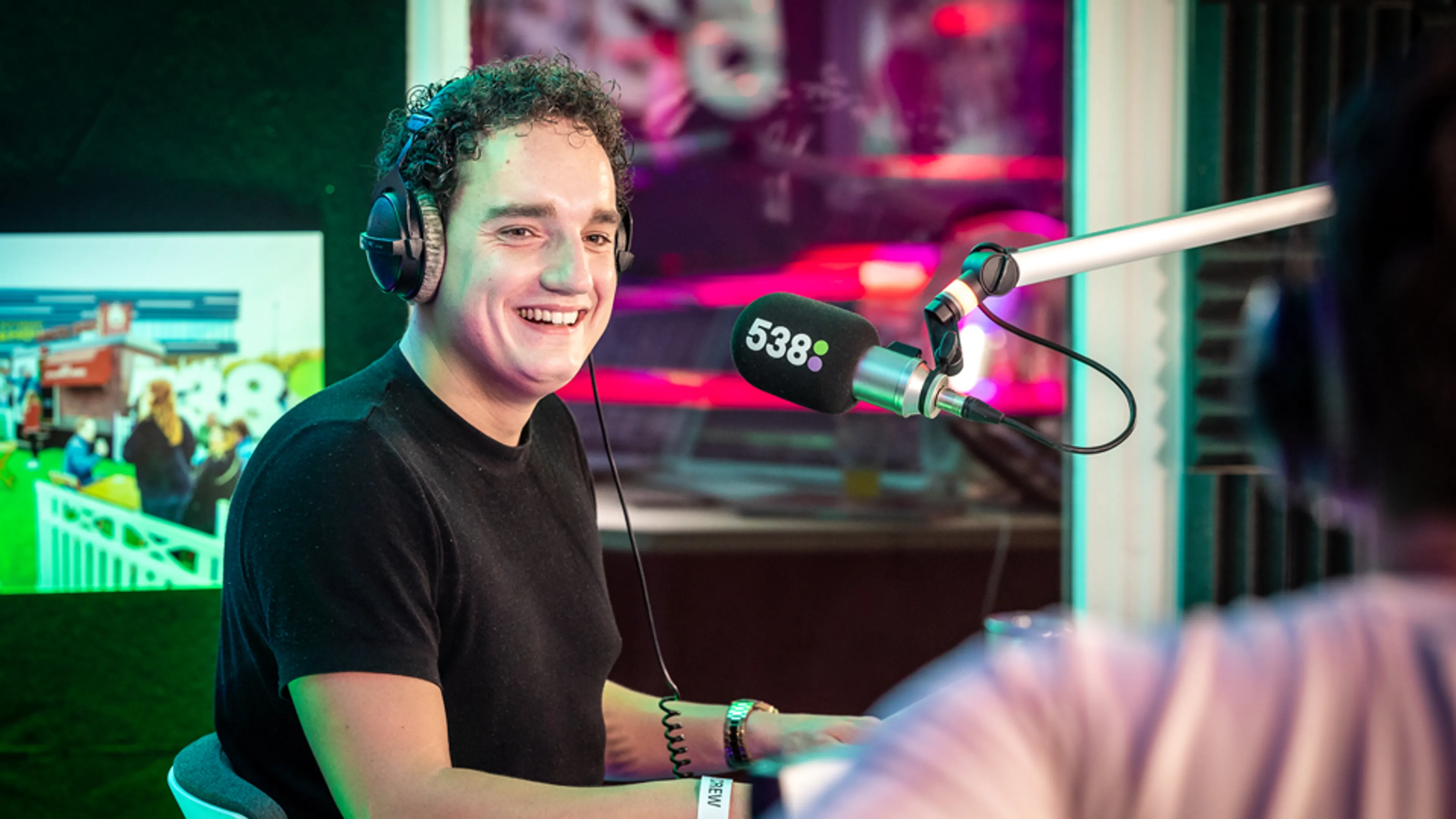 Bas en Dylan hebben de slappe lach bij De Vrienden van Amstel LIVE