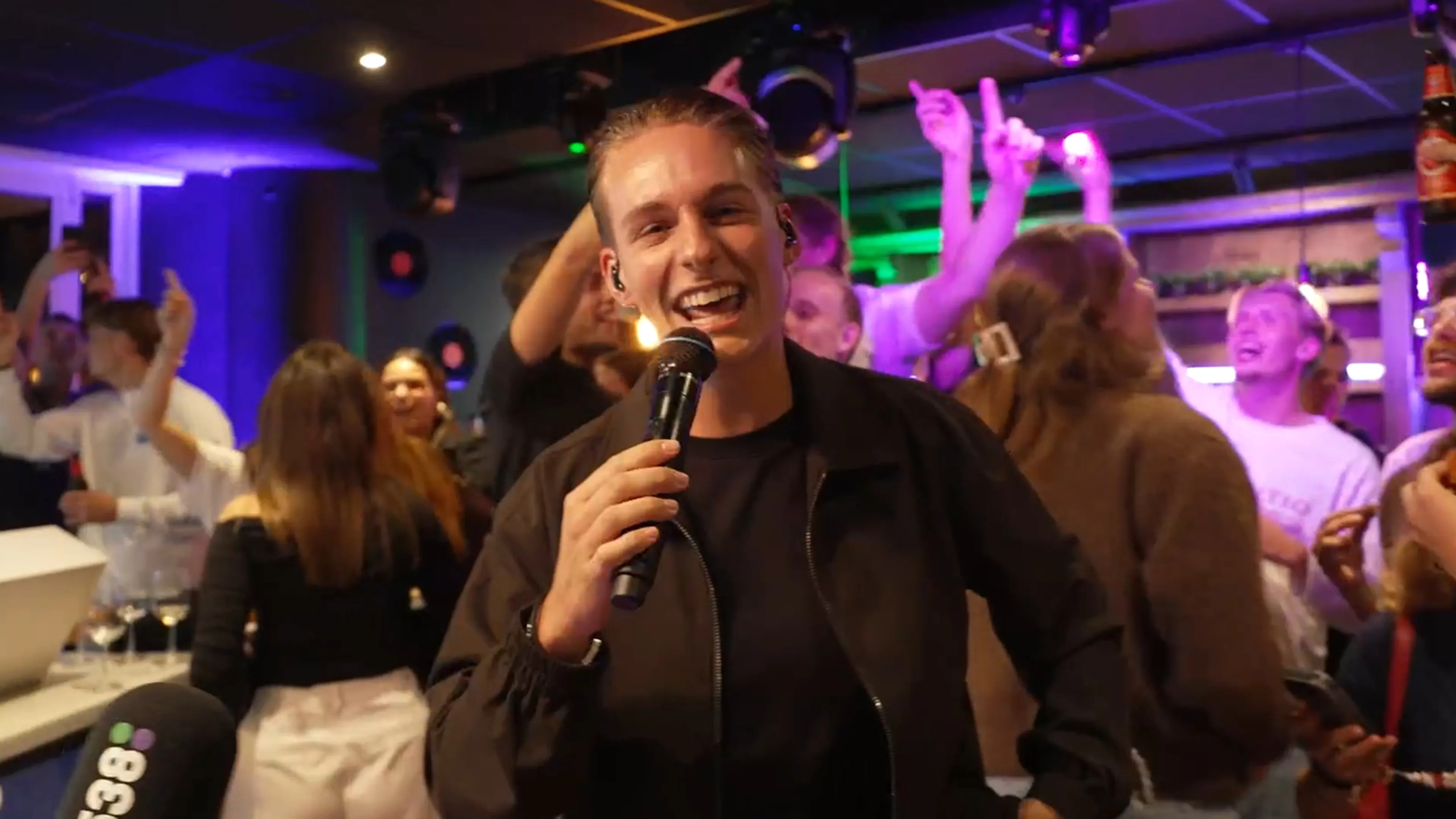 Fons Veurink maakt er een 'feessie' van in de kroeg!
