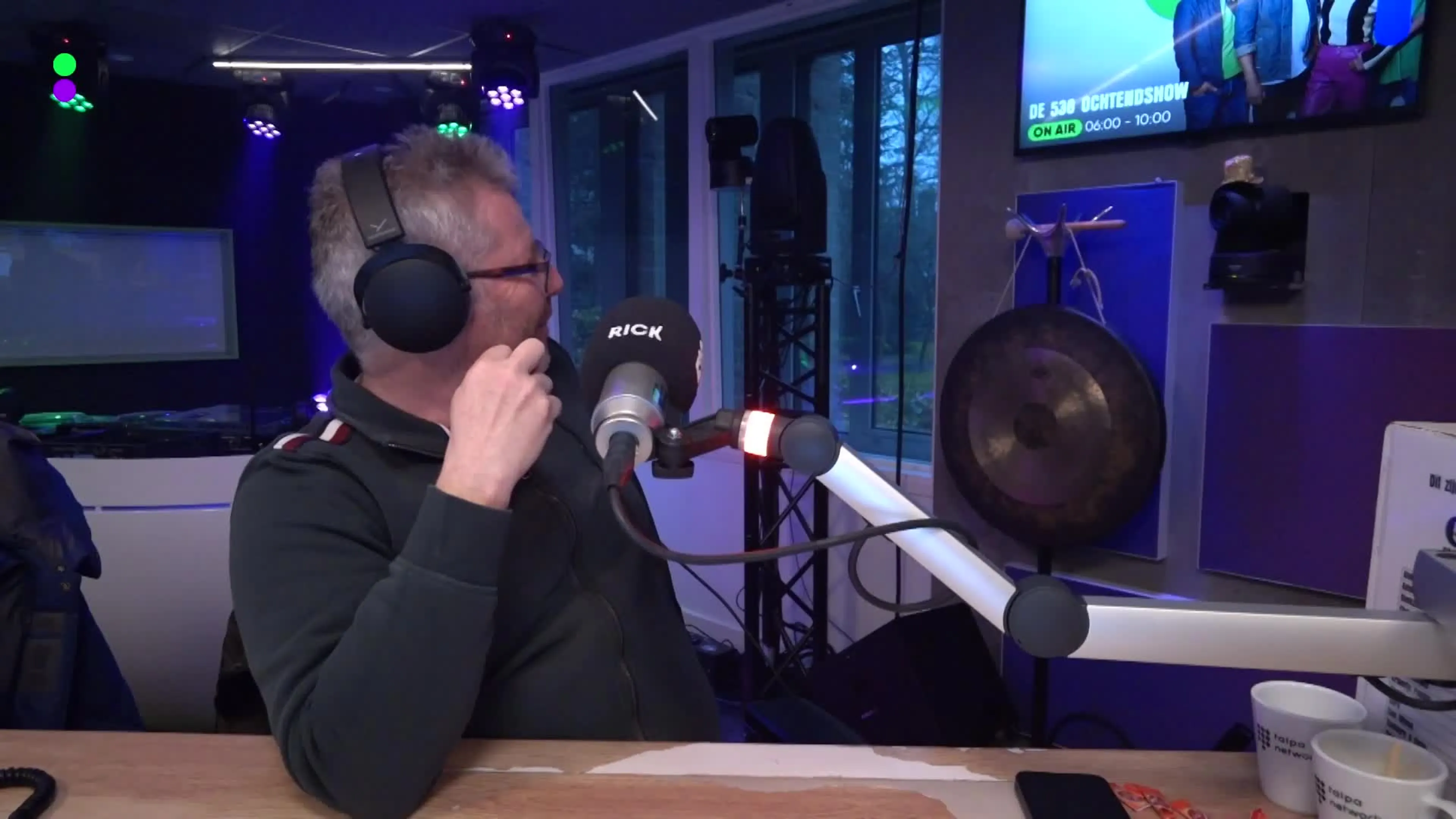 Politici duiken samen de studio in en maken hilarisch formA.I.tie-lied