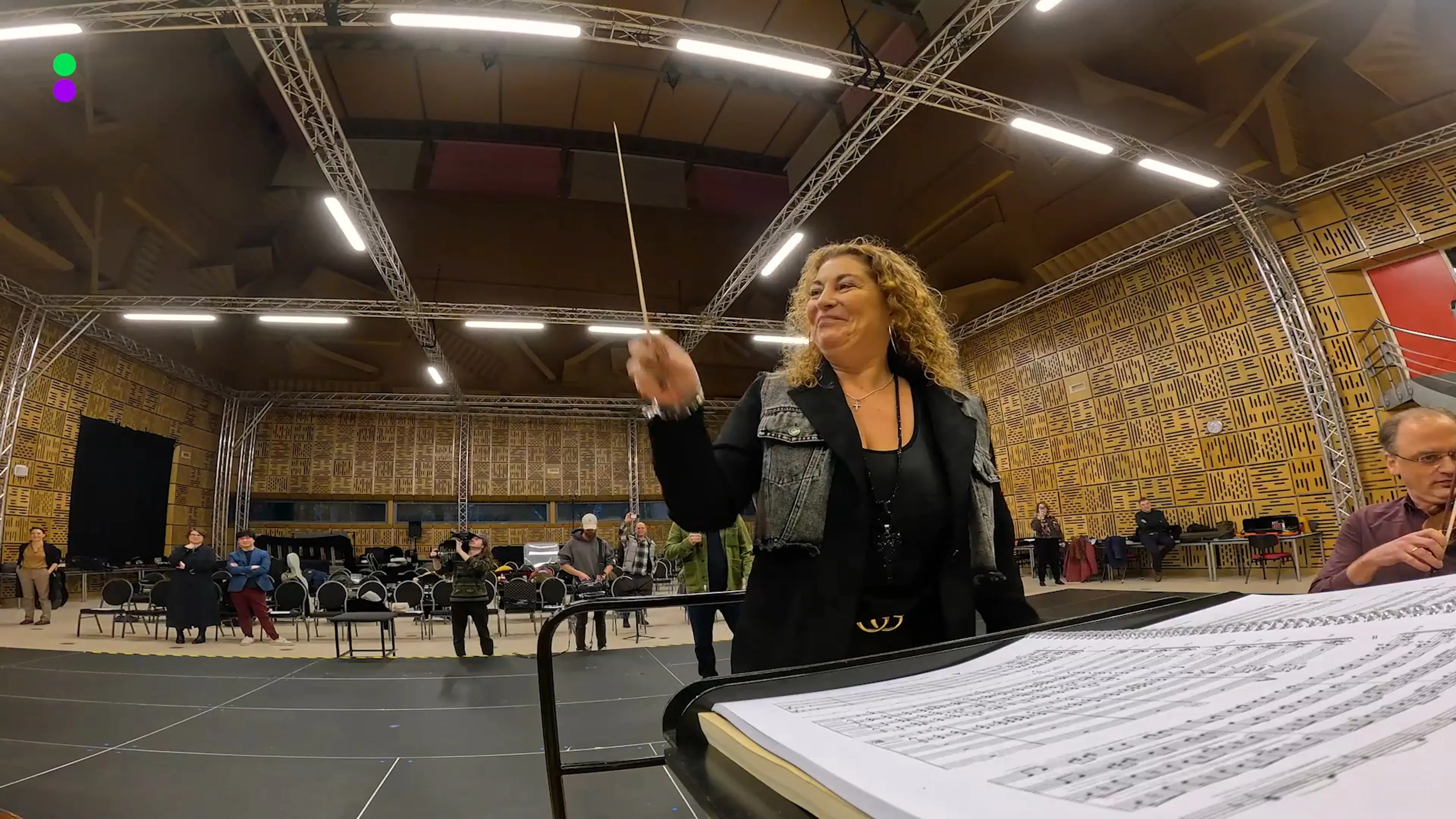 Chantals wens komt uit: een orkest van 90 muzikanten dirigeren!