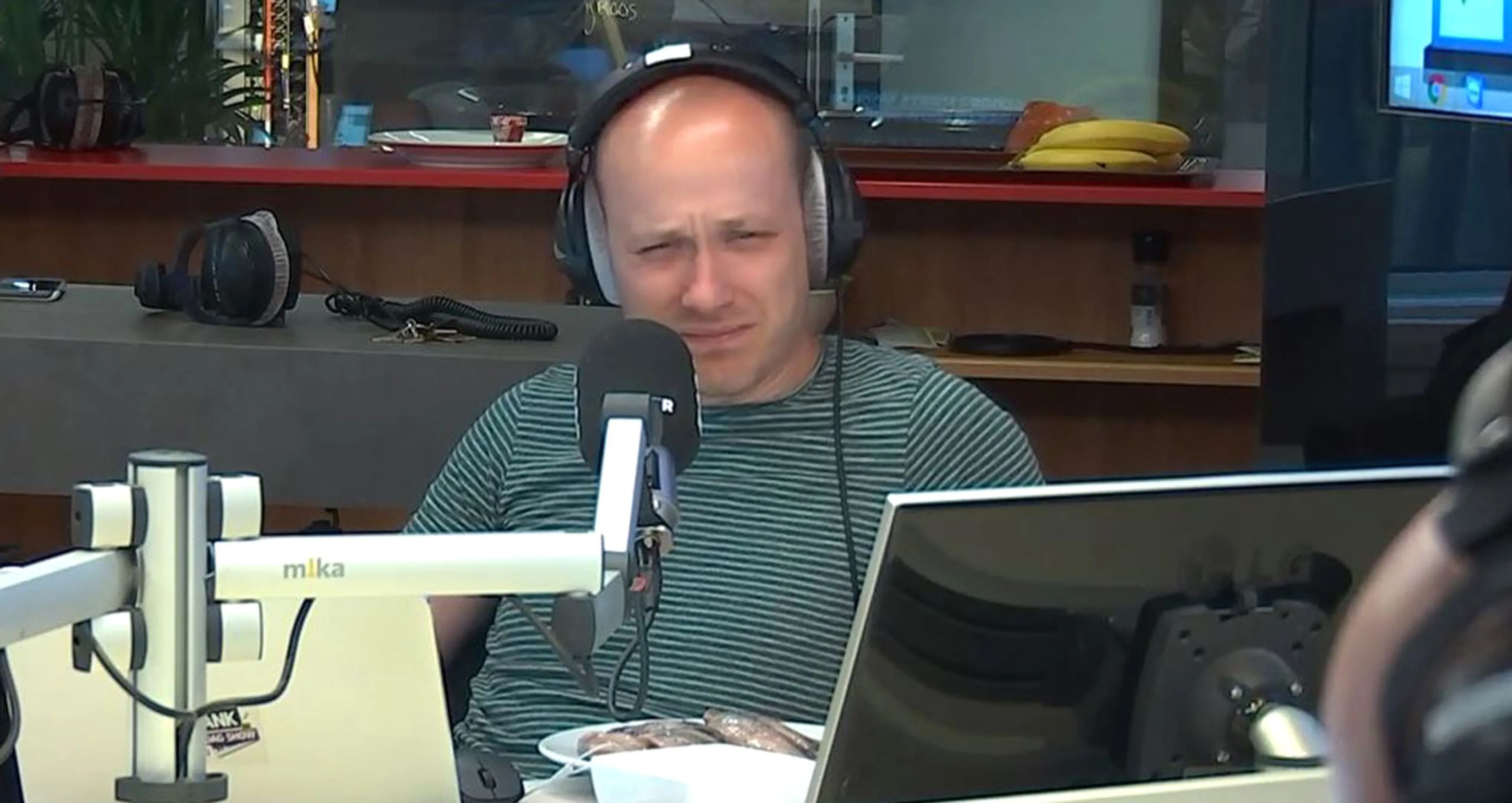 Sidekick Jelmer eet voor het eerst in zijn leven haring!