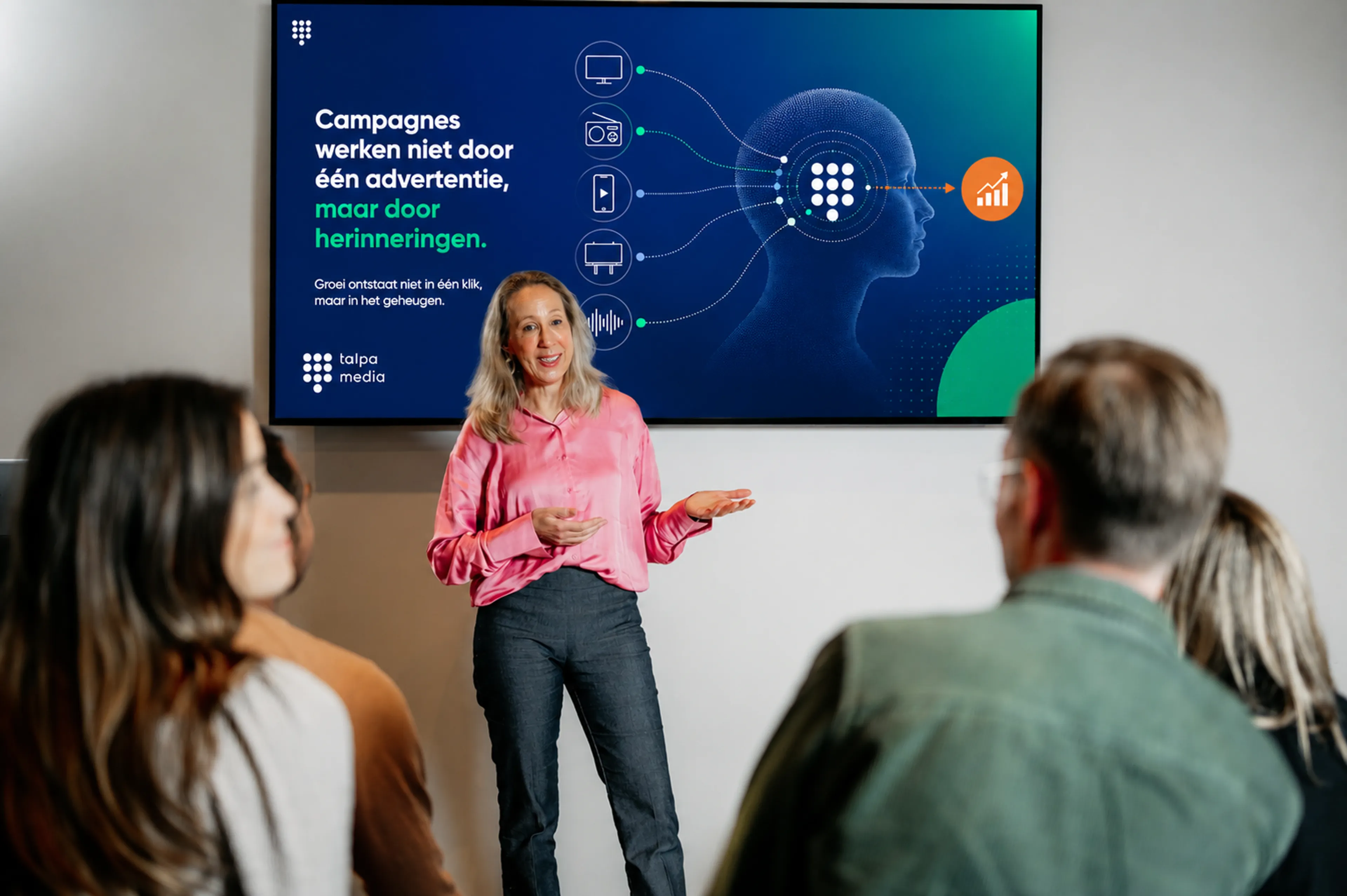 Waarom campagnes niet werken door één advertentie, maar door herinneringen.