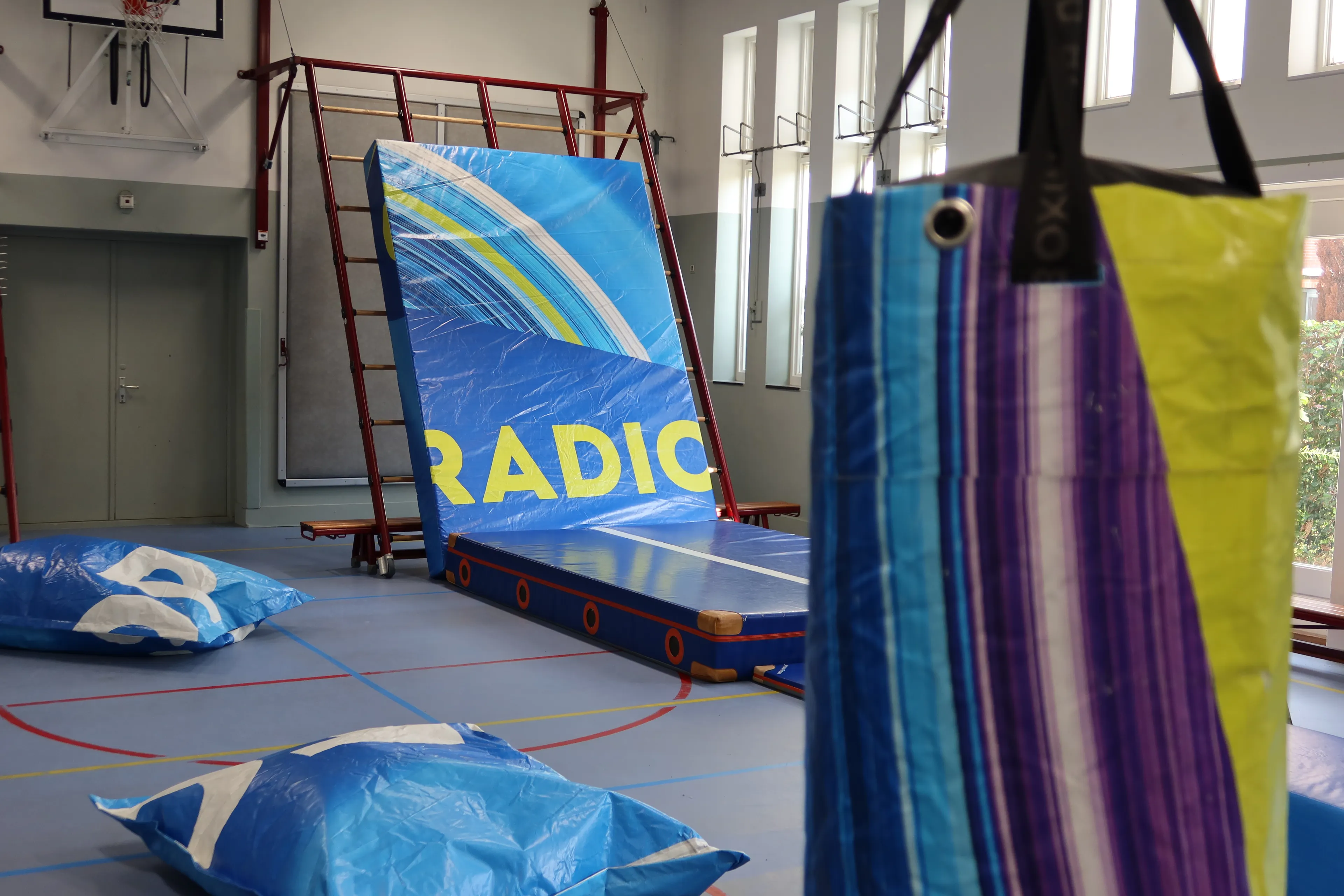 Arnold Vanderlyde brengt leerlingen in beweging met reclamedoeken Sky Radio.