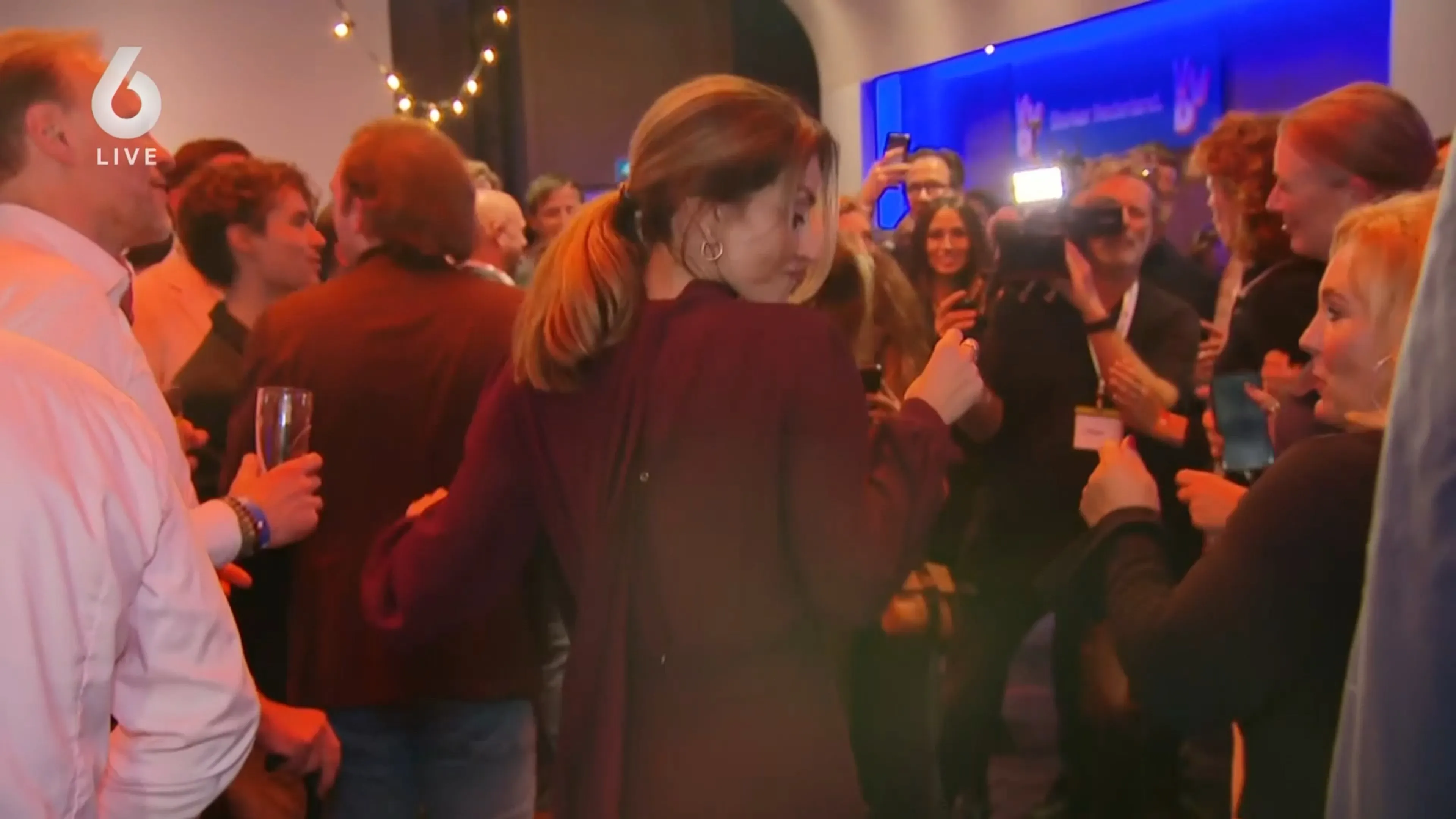 ZIEN: Yesilgöz danst erop los tijdens VVD-bijeenkomst mét Douwe Bob-muziek